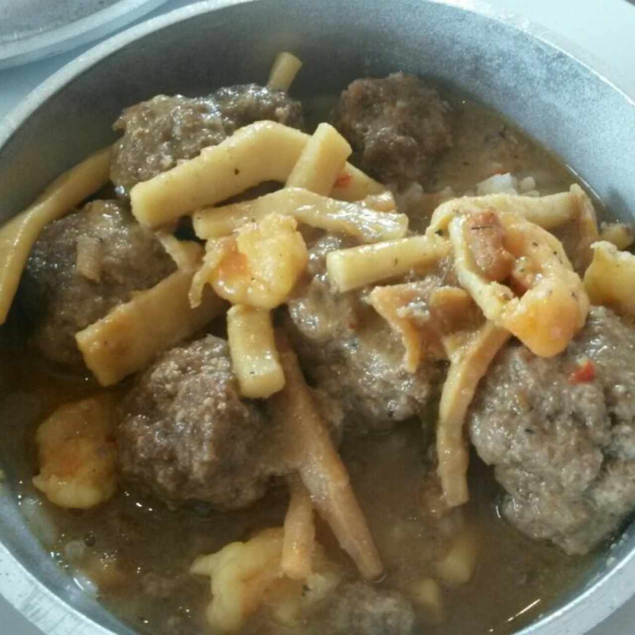 Albóndigas, calamares y camarones