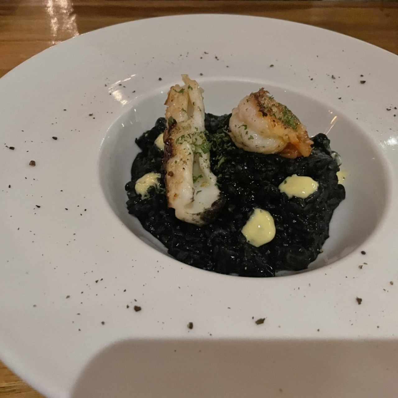 Arroz negro de mariscos con all i oli