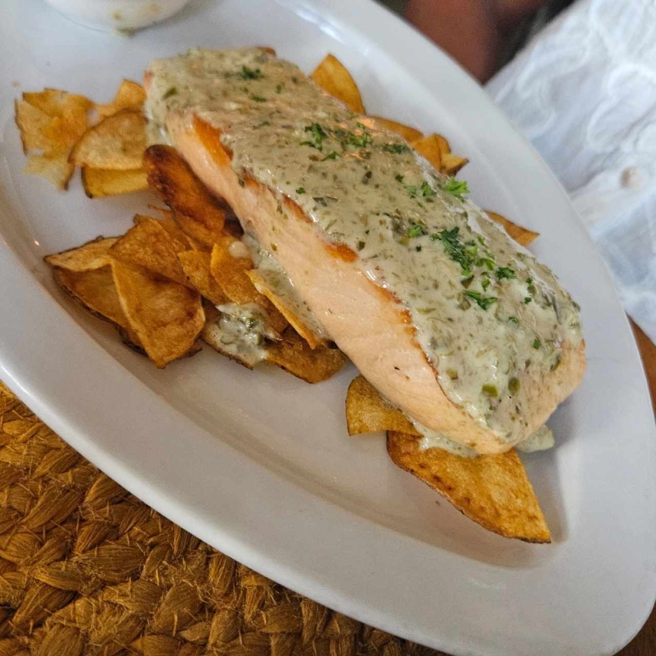 Salmón con salsa de limón y alcaparras sobre patatitas