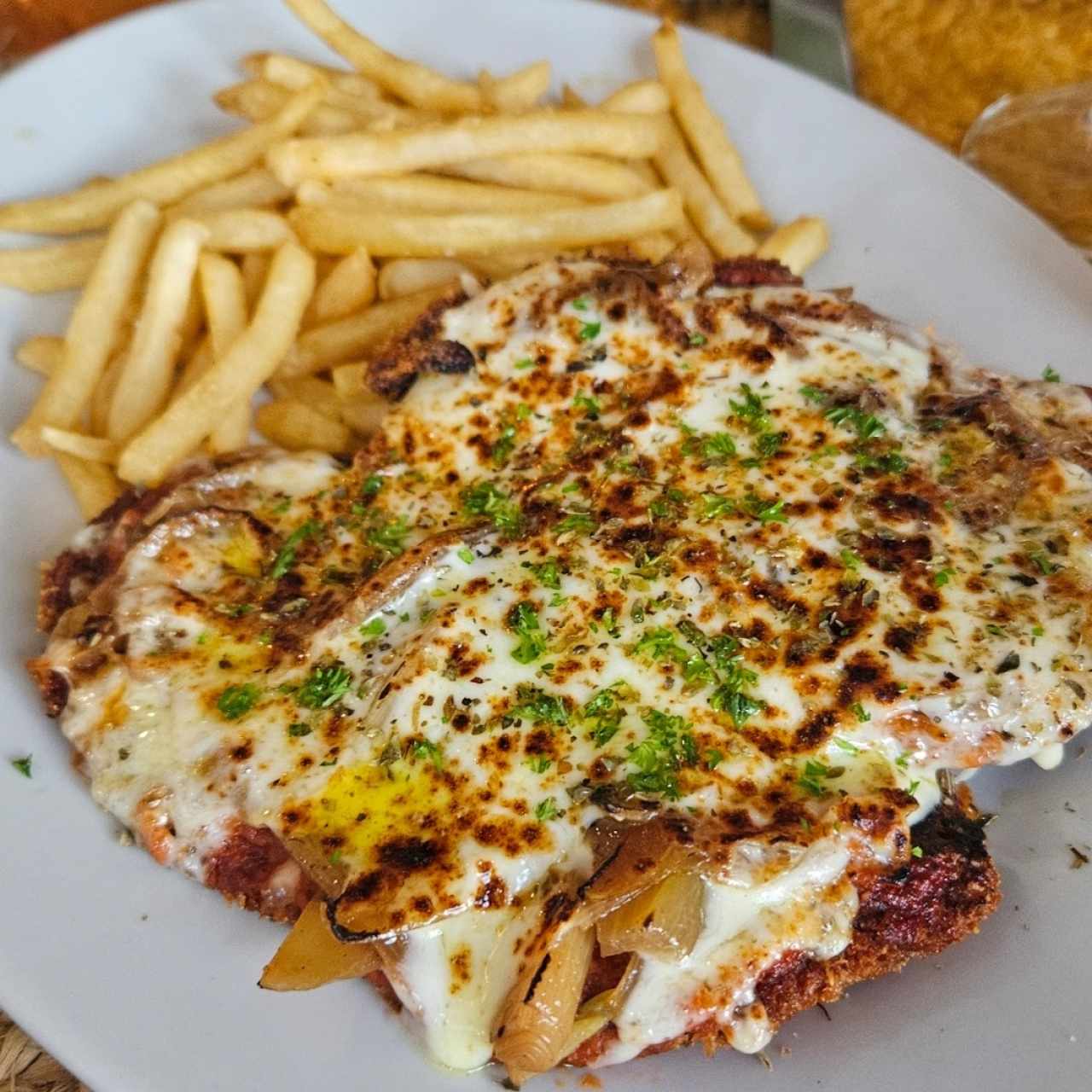 Milanesa de pollo a la napolitana con patatas fritas