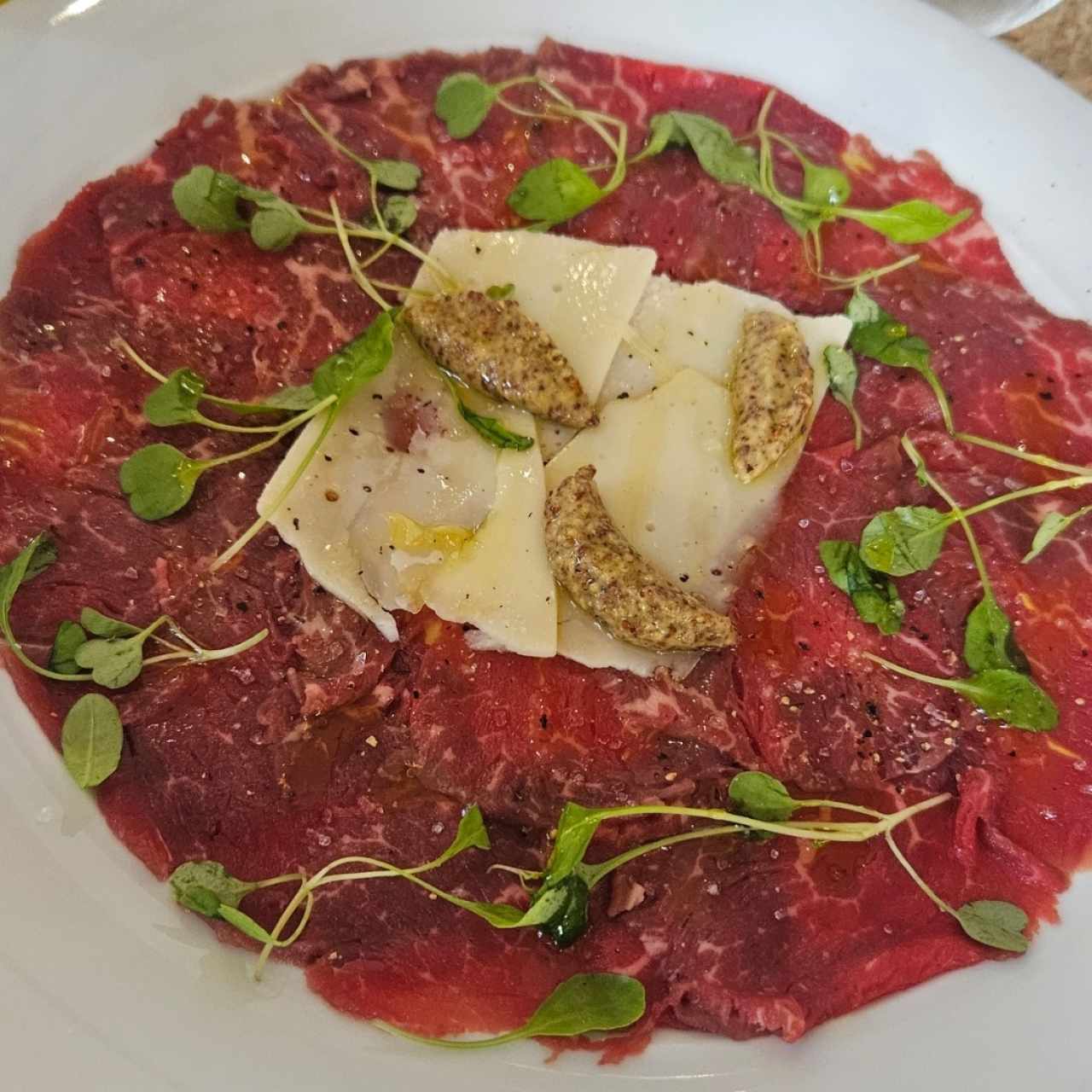 Carpaccio de ternera con escamas de parmesano