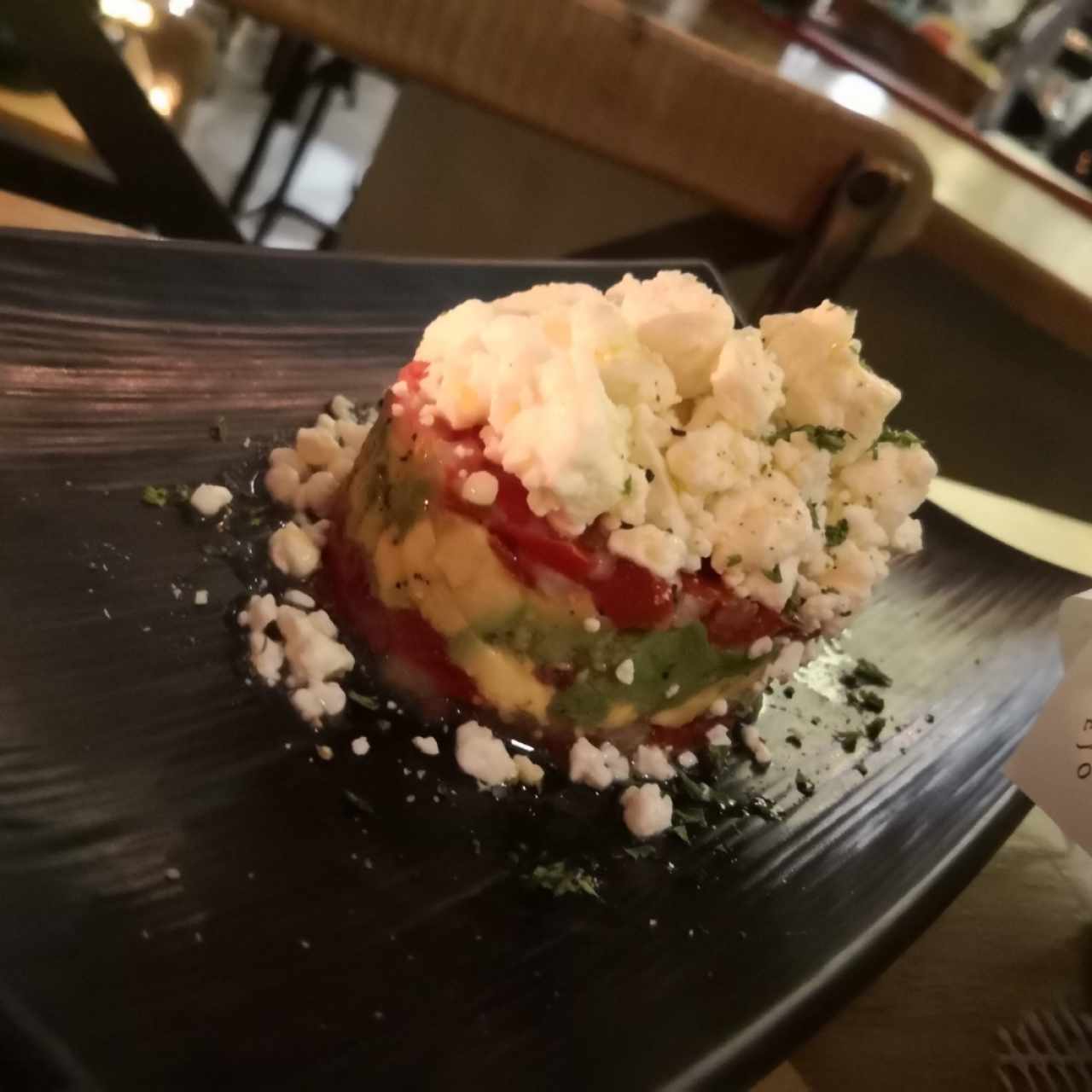 Timbal de tomate con aguacate y queso feta
