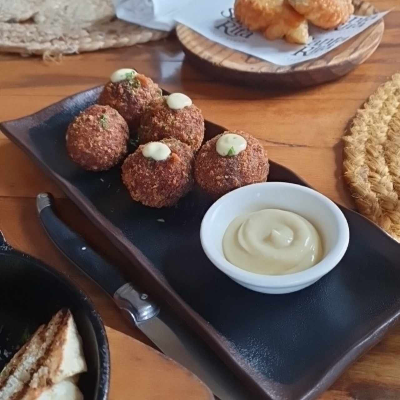 Croquetas de pulpo en tinta de calamar