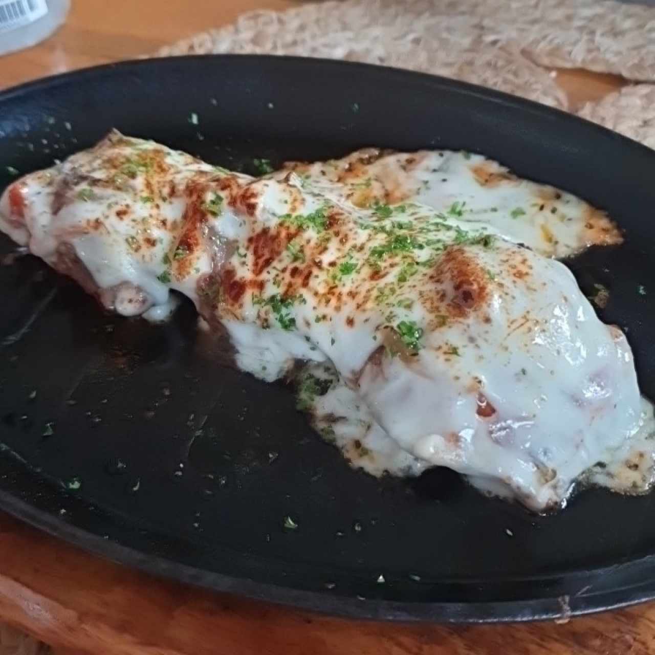 Corte especial de carne a la pizza con tomate, cebolla y mozzarella