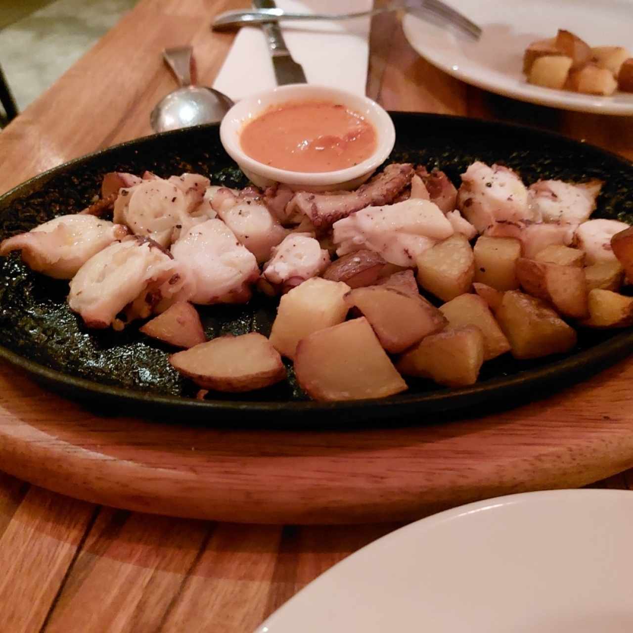 Pulpo a la parrilla con patata nacional y salsa Santa Rita