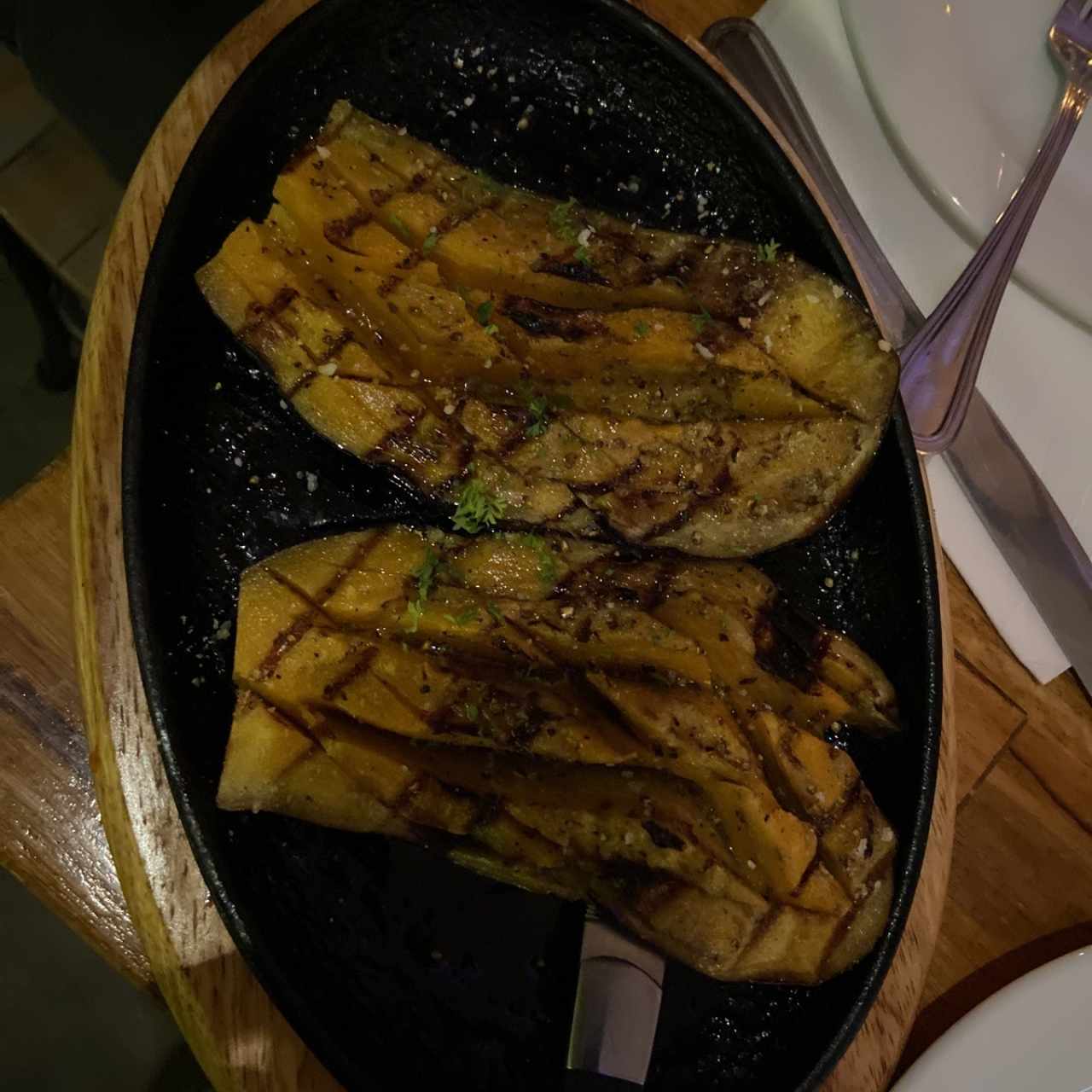 Berenjena a la parrilla con aceite de oliva