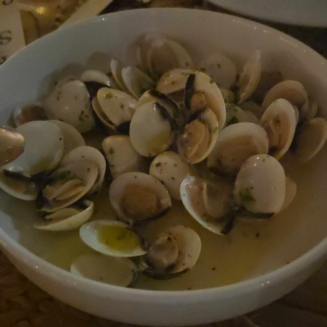 Almejas al ajillo y vino blanco