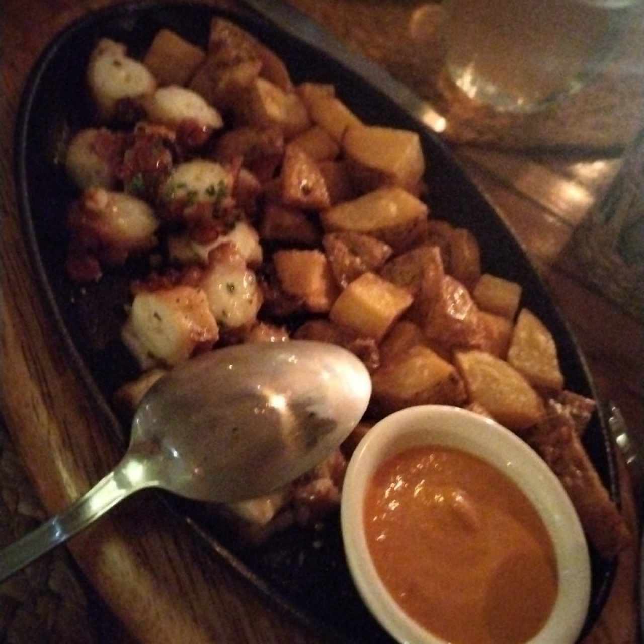 Pulpo a la parrilla con patata nacional y salsa Santa Rita