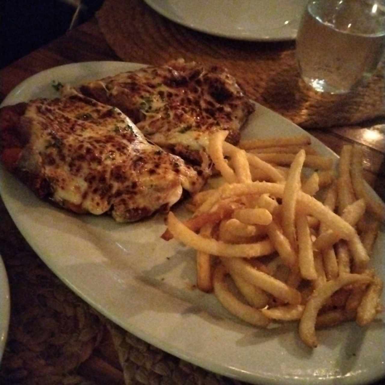 Milanesa de pollo a la napolitana con patatas fritas