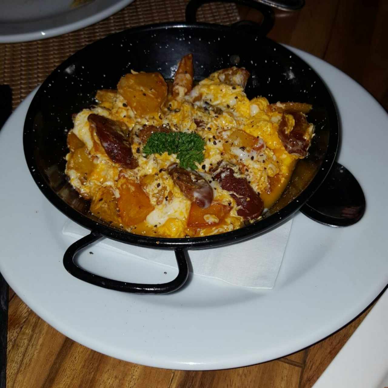 Huevos estrellados con chistorra