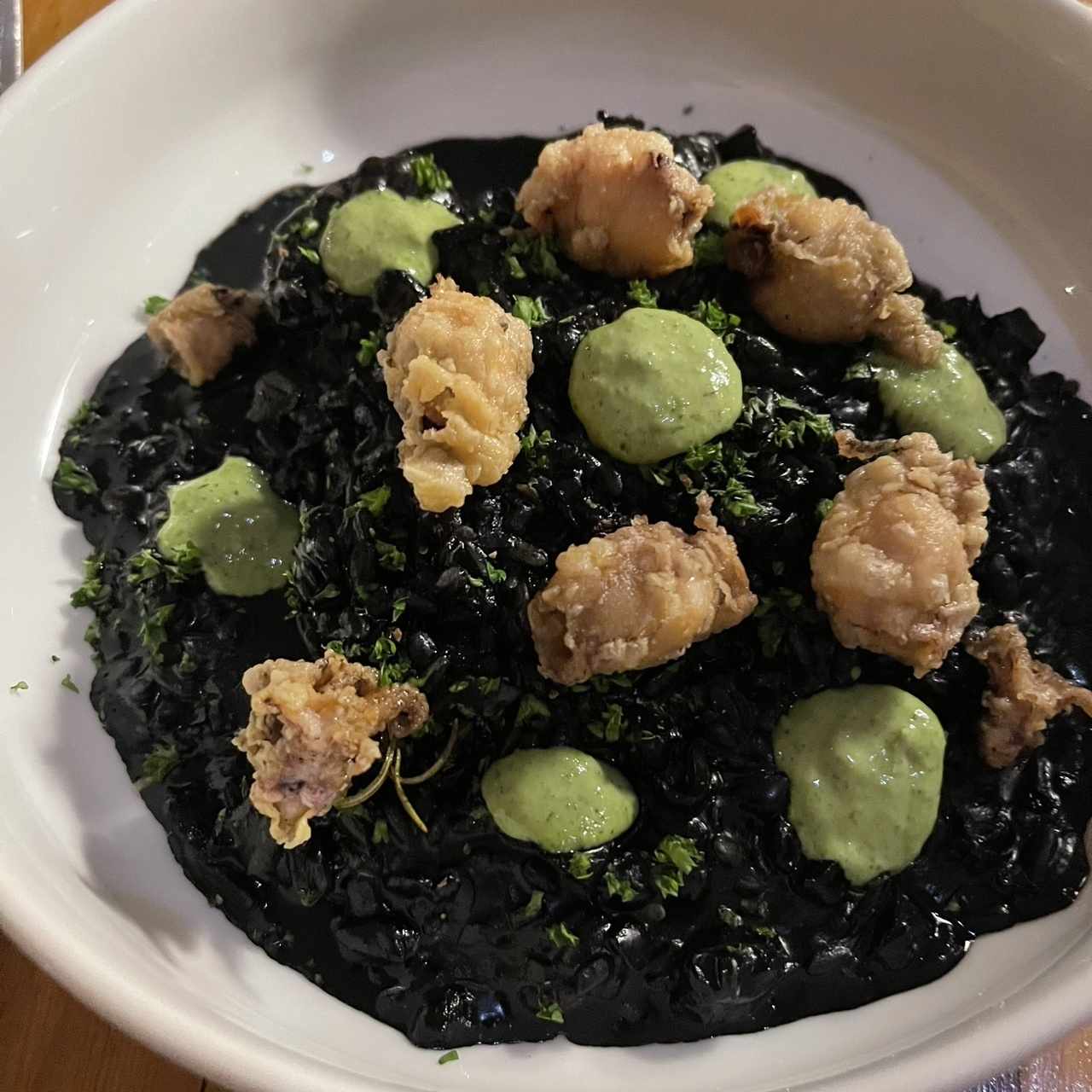 Arroz negro de mariscos con all i oli