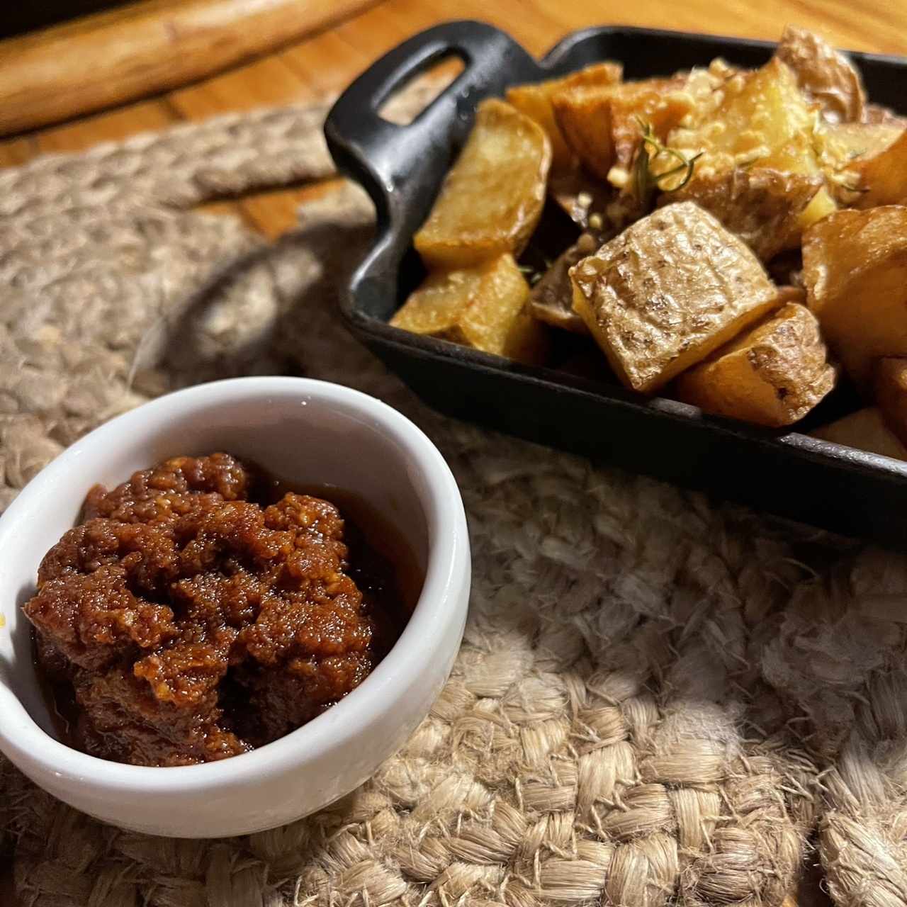 Papas de acompañamiento con salsa brava