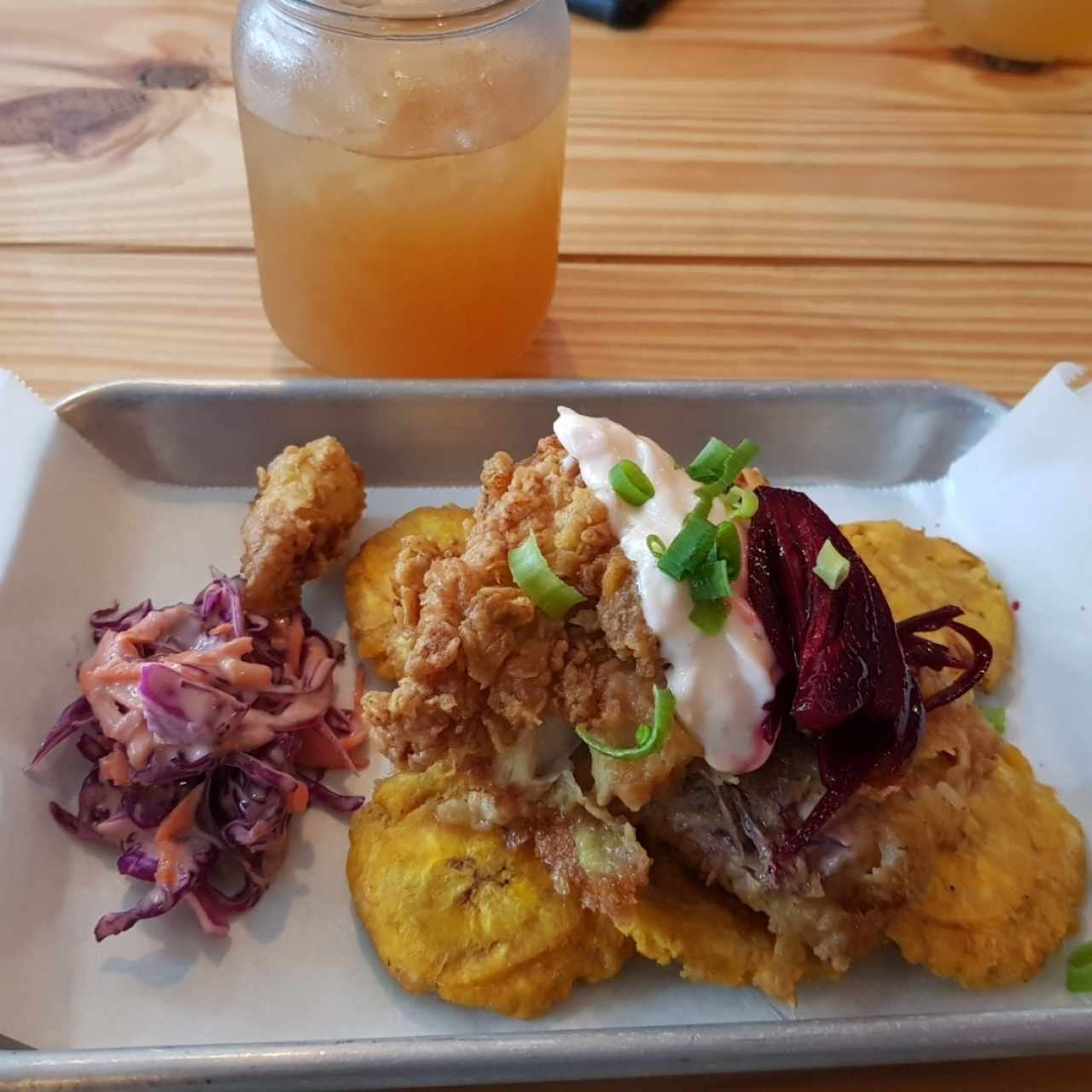 Pesca del día y limonada con raspadura.