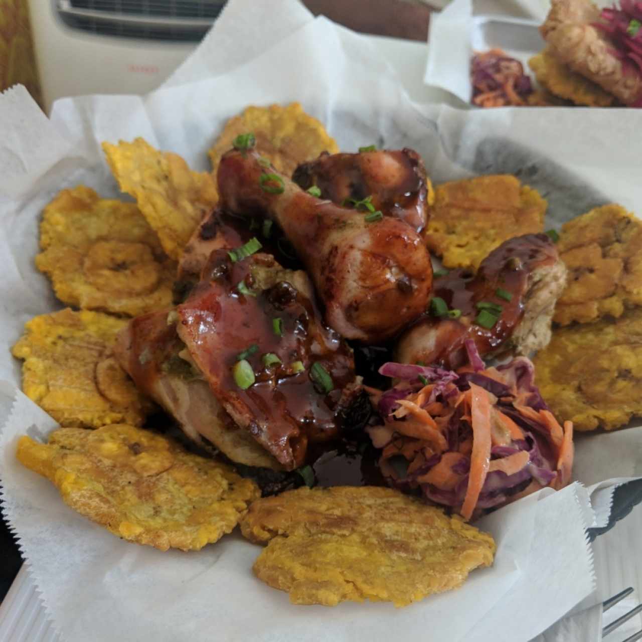 Jerk Chicken con Patacones
