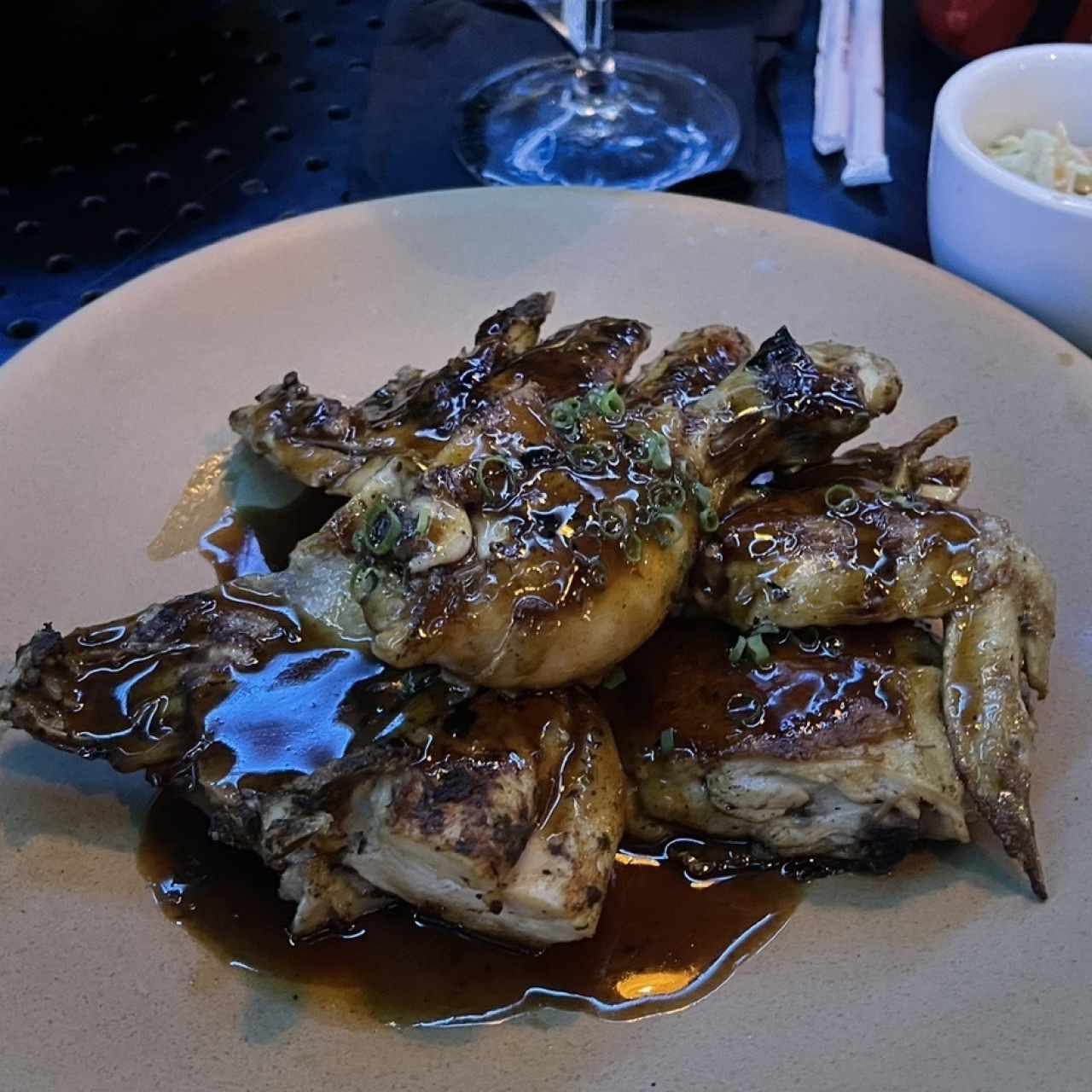 Porciones Grandes - Jerk Chicken Platter+Acompañamiento