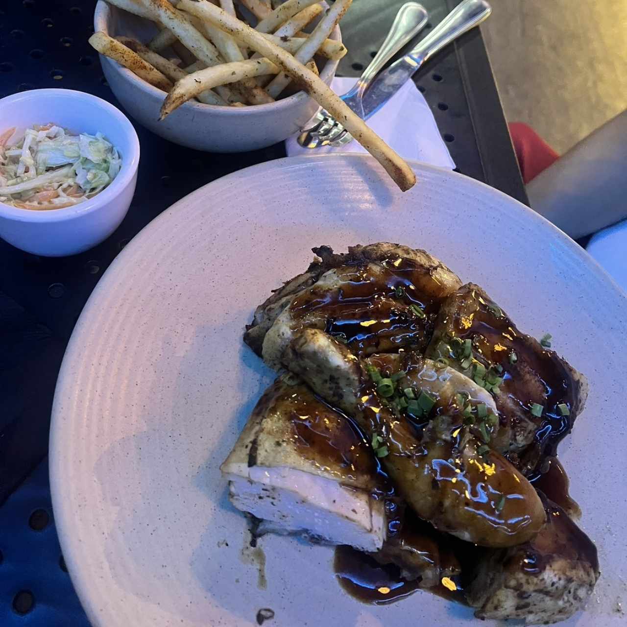 Porciones Grandes - Jerk Chicken Platter+Acompañamiento