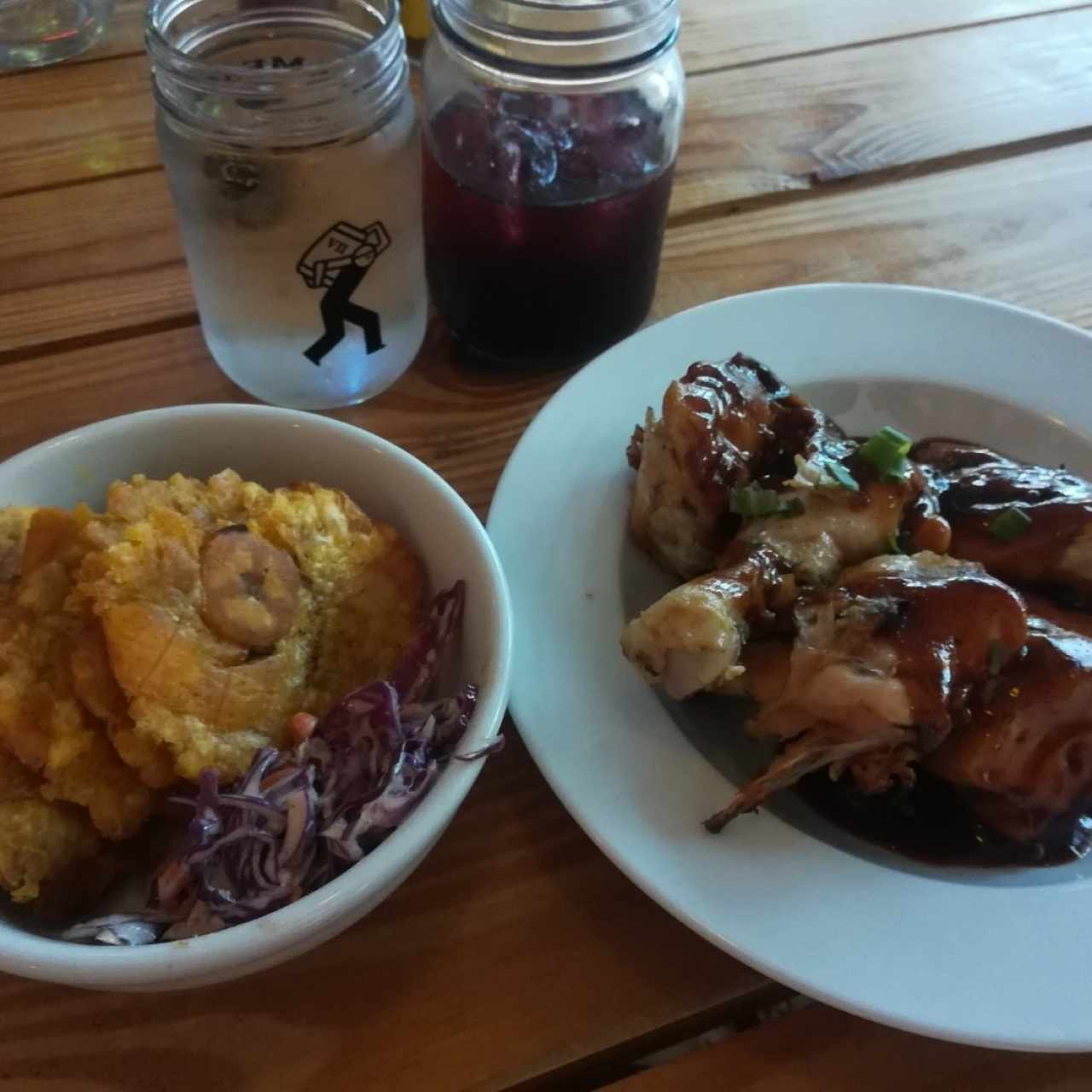 Pollo Jerk y bebida de Saril