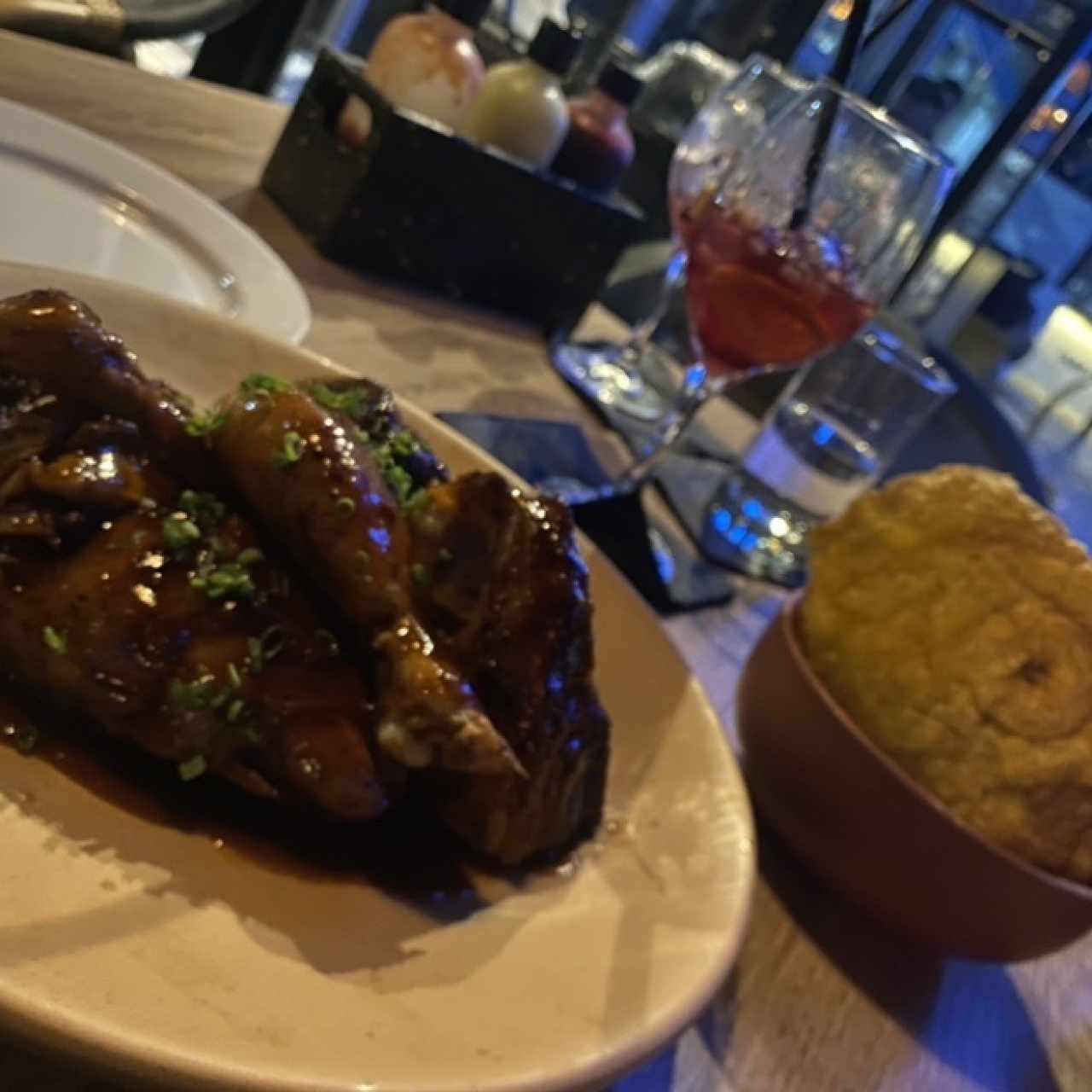 Porciones Grandes - Jerk Chicken Platter+Acompañamiento
