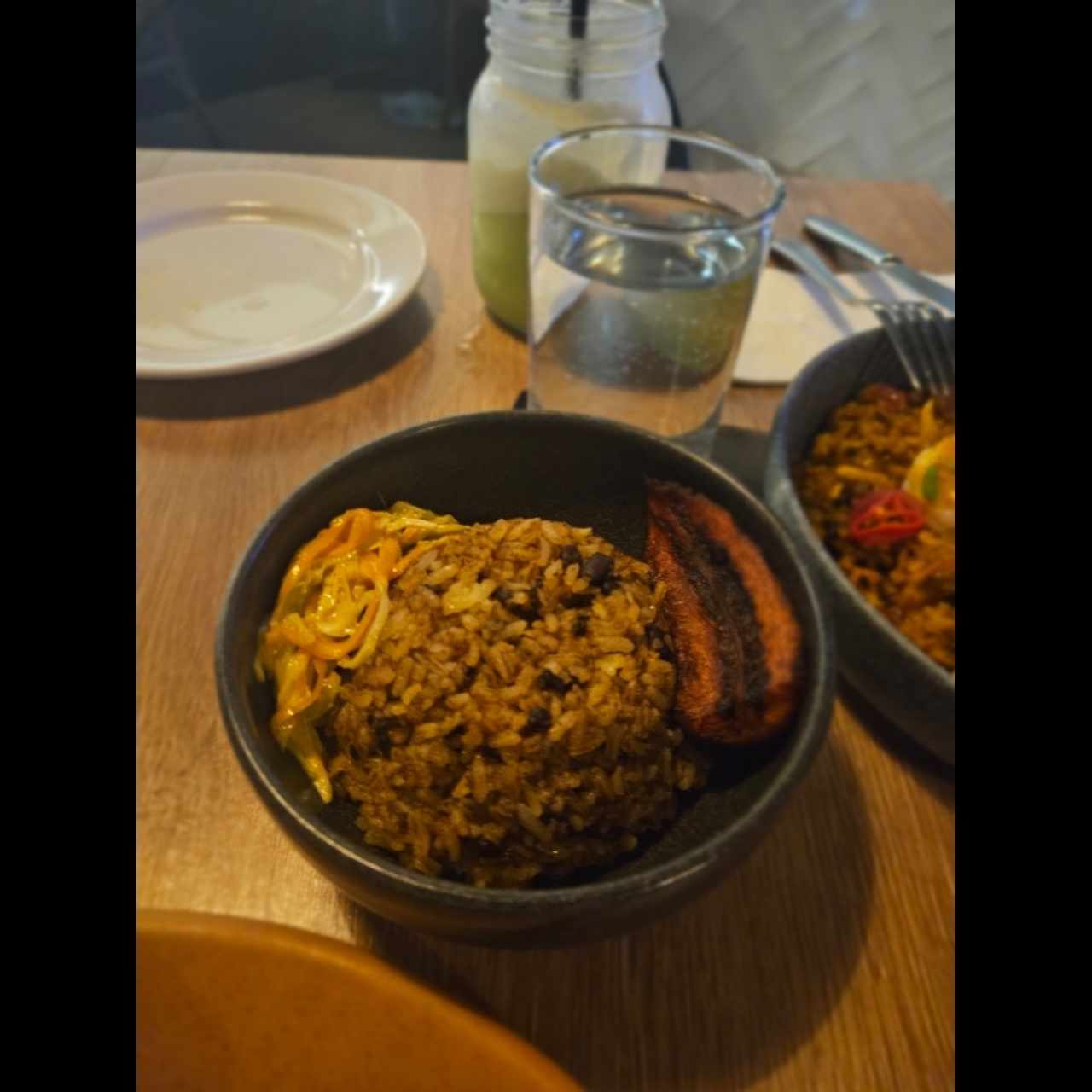 side de arroz con coco y frijoles, colesaw y tajad