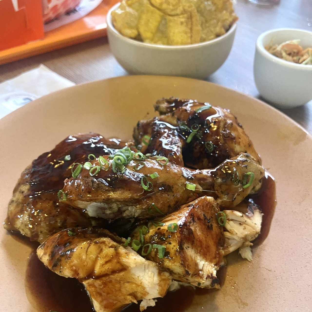 Porciones Grandes - Jerk Chicken Platter+Acompañamiento
