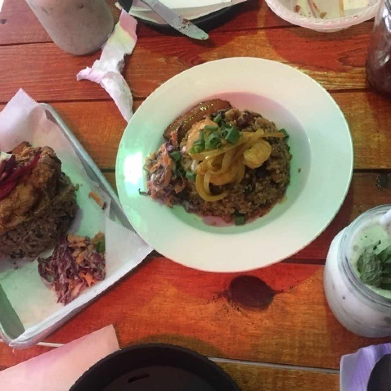 pesca del dia con arroz de frijoles y coco. 