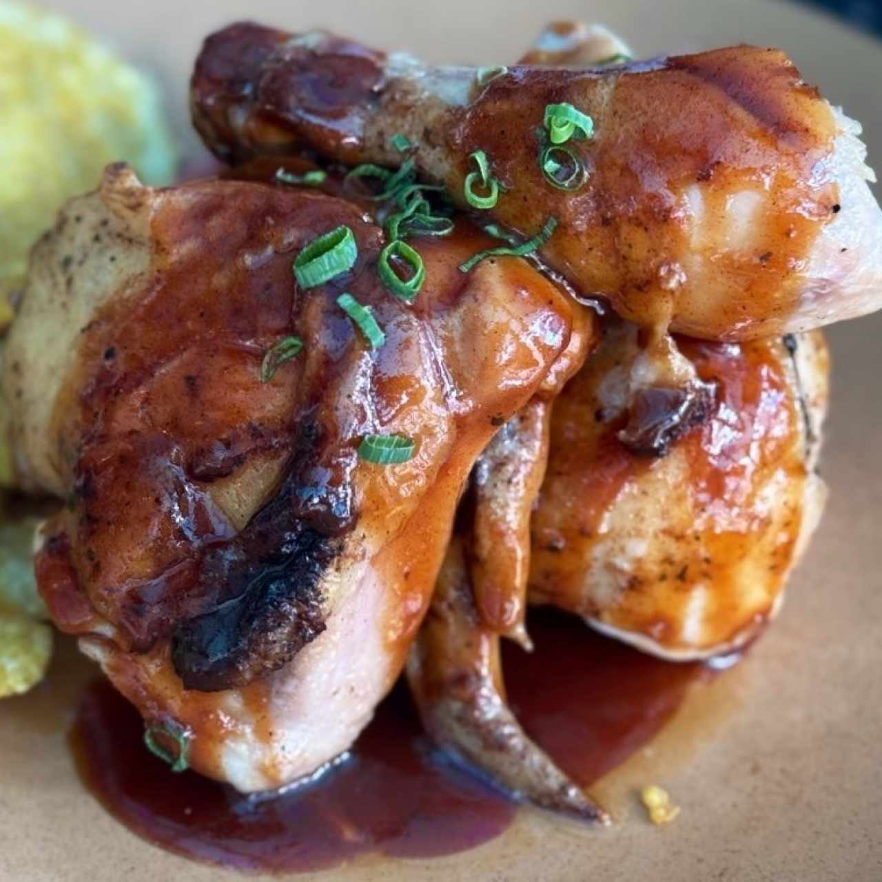 Porciones Grandes - Jerk Chicken Platter+Acompañamiento