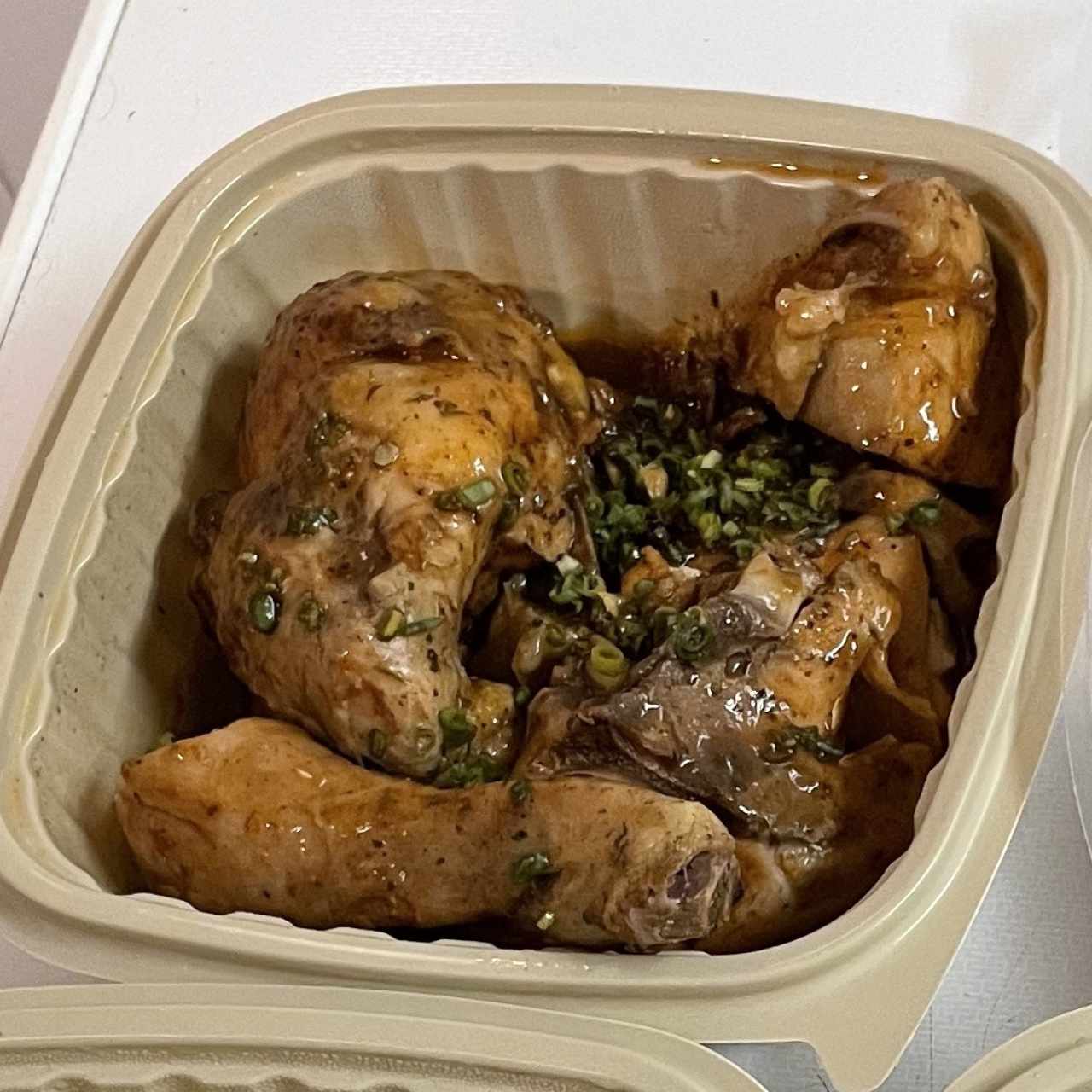 Porciones Grandes - Jerk Chicken Platter+Acompañamiento