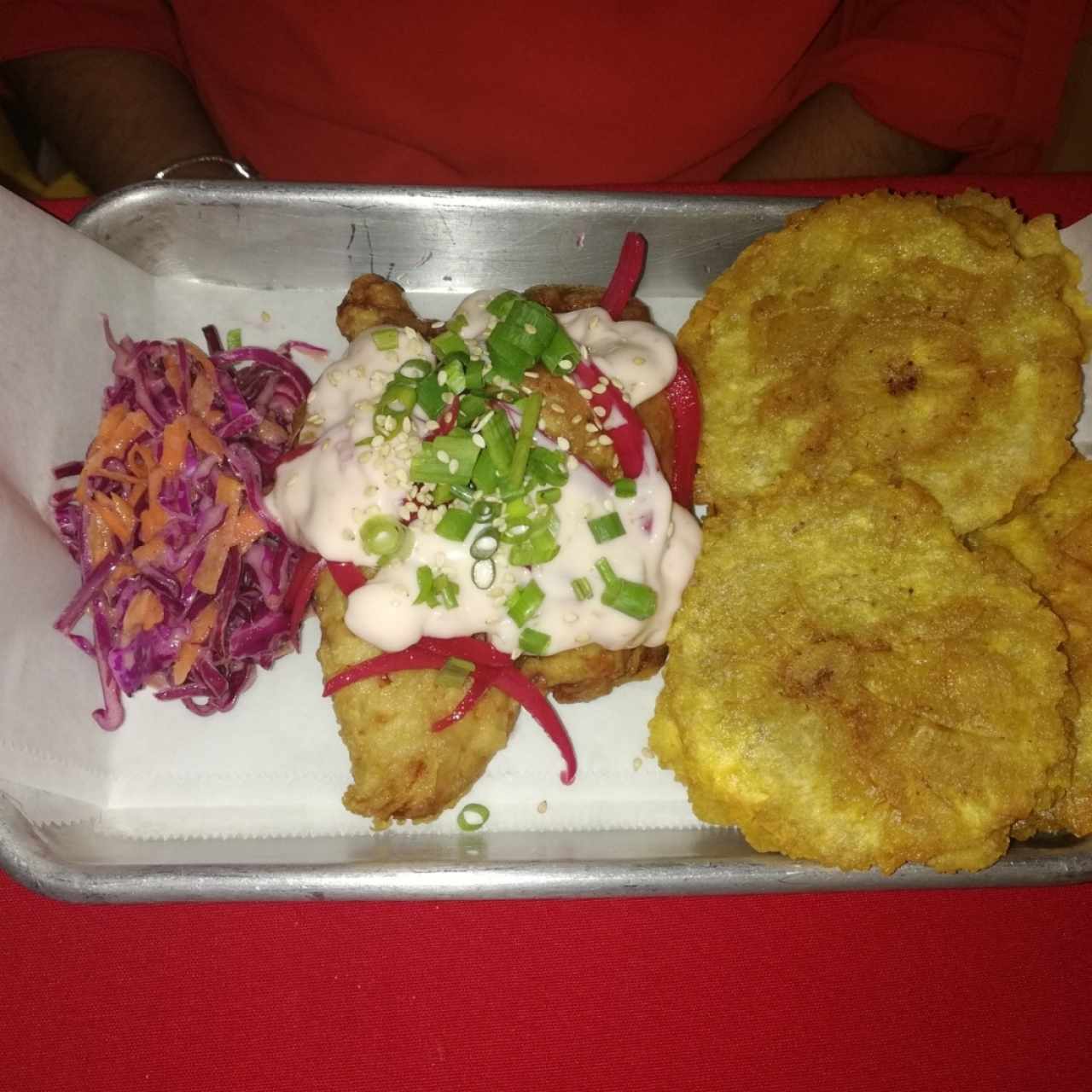 filete de pescado con patacones