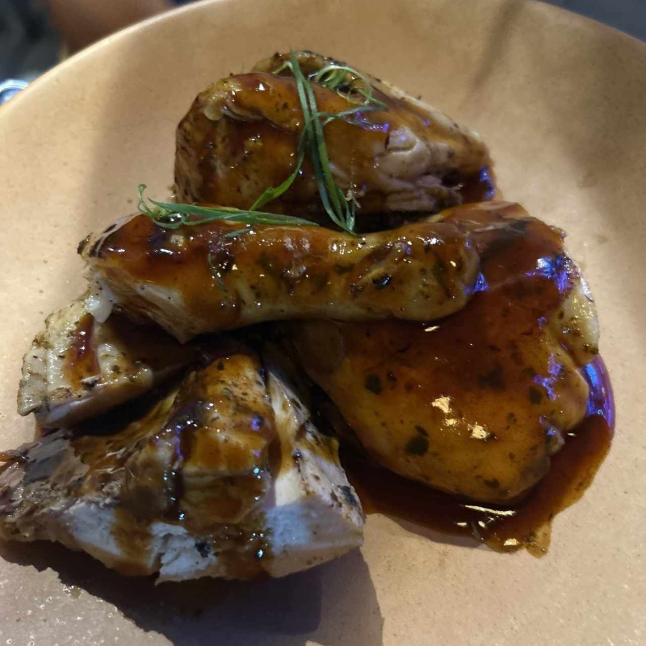 Porciones Grandes - Jerk Chicken Platter+Acompañamiento