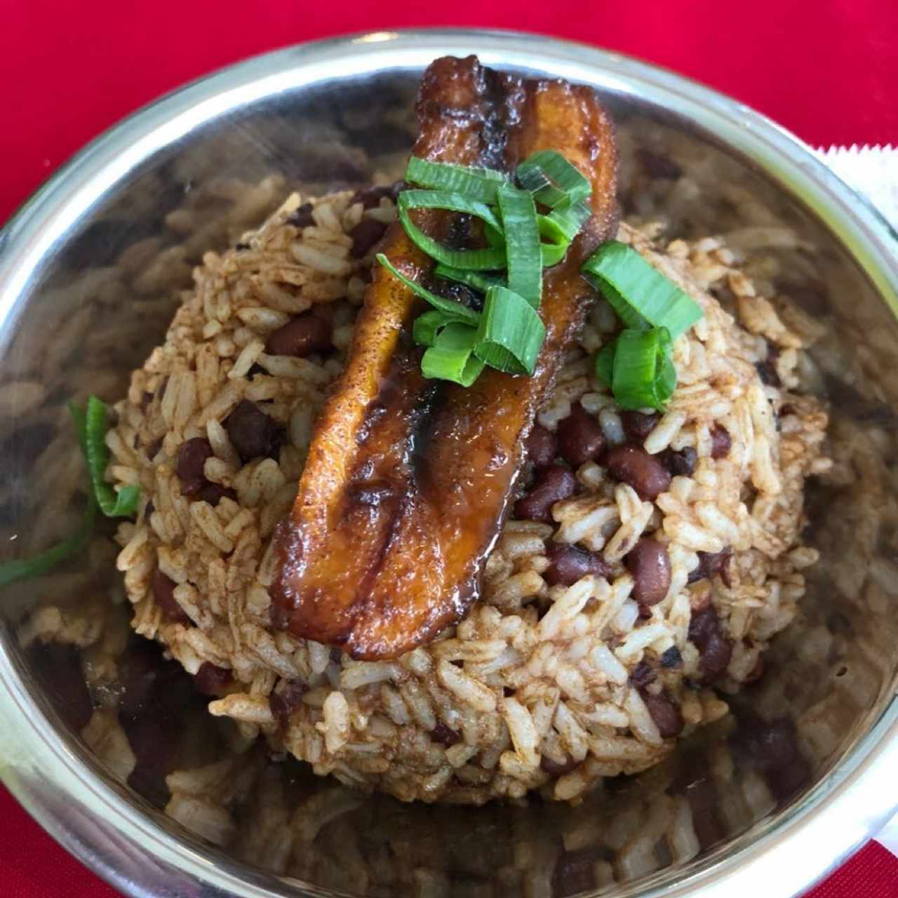 Acompañamiento arroz con frijoles. 