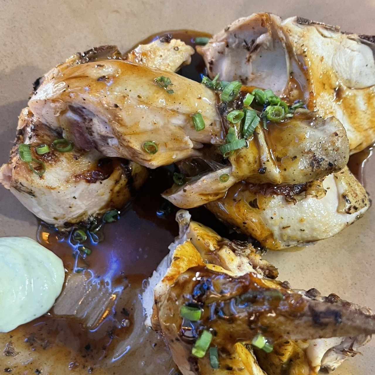 Porciones Grandes - Jerk Chicken Platter+Acompañamiento