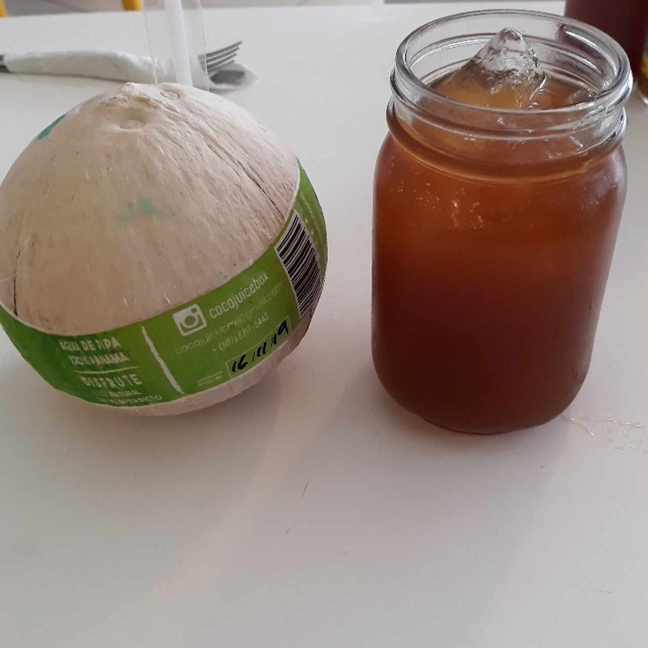 Agua de Coco y Limonada con miel de caña