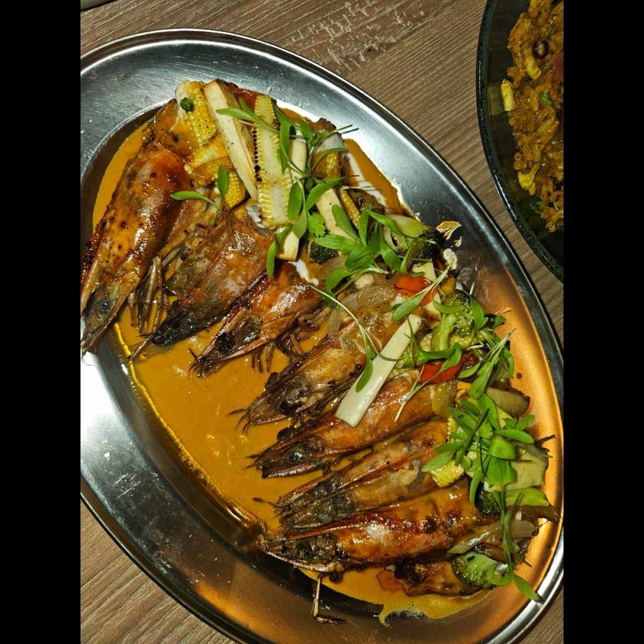 Langostinos con Coco y Curry Rojo