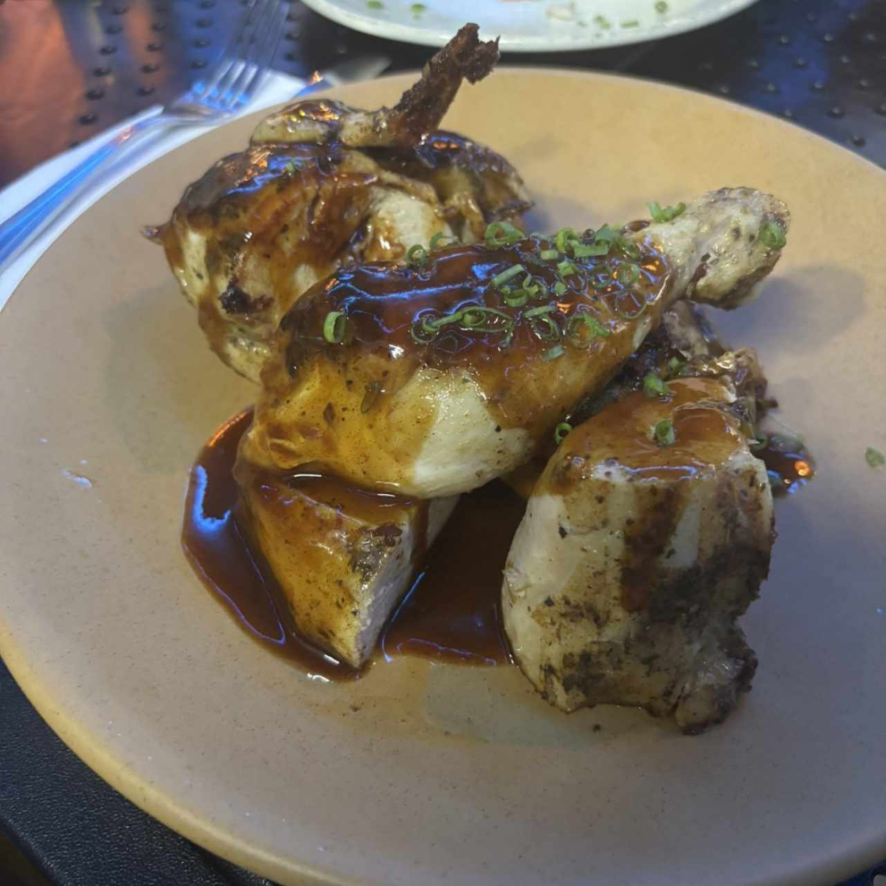 Porciones Grandes - Jerk Chicken Platter+Acompañamiento