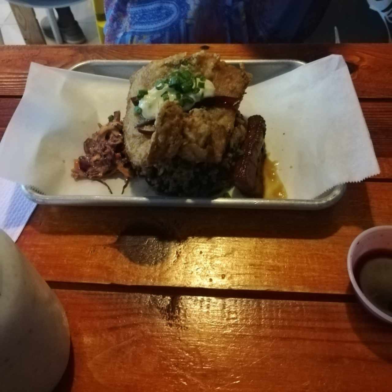 pesca del día con arroz de coco y frijoles