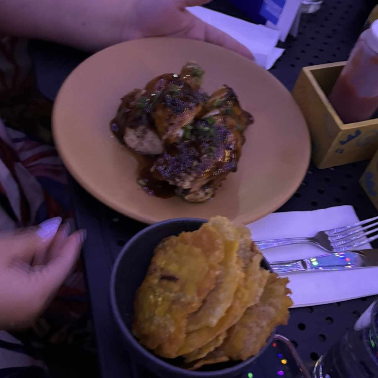 Porciones Grandes - Jerk Chicken Platter+Acompañamiento