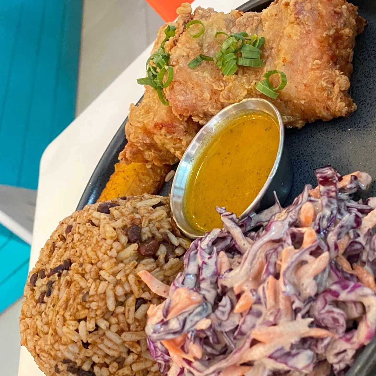 Filete de pescado con arroz con coco y frijol