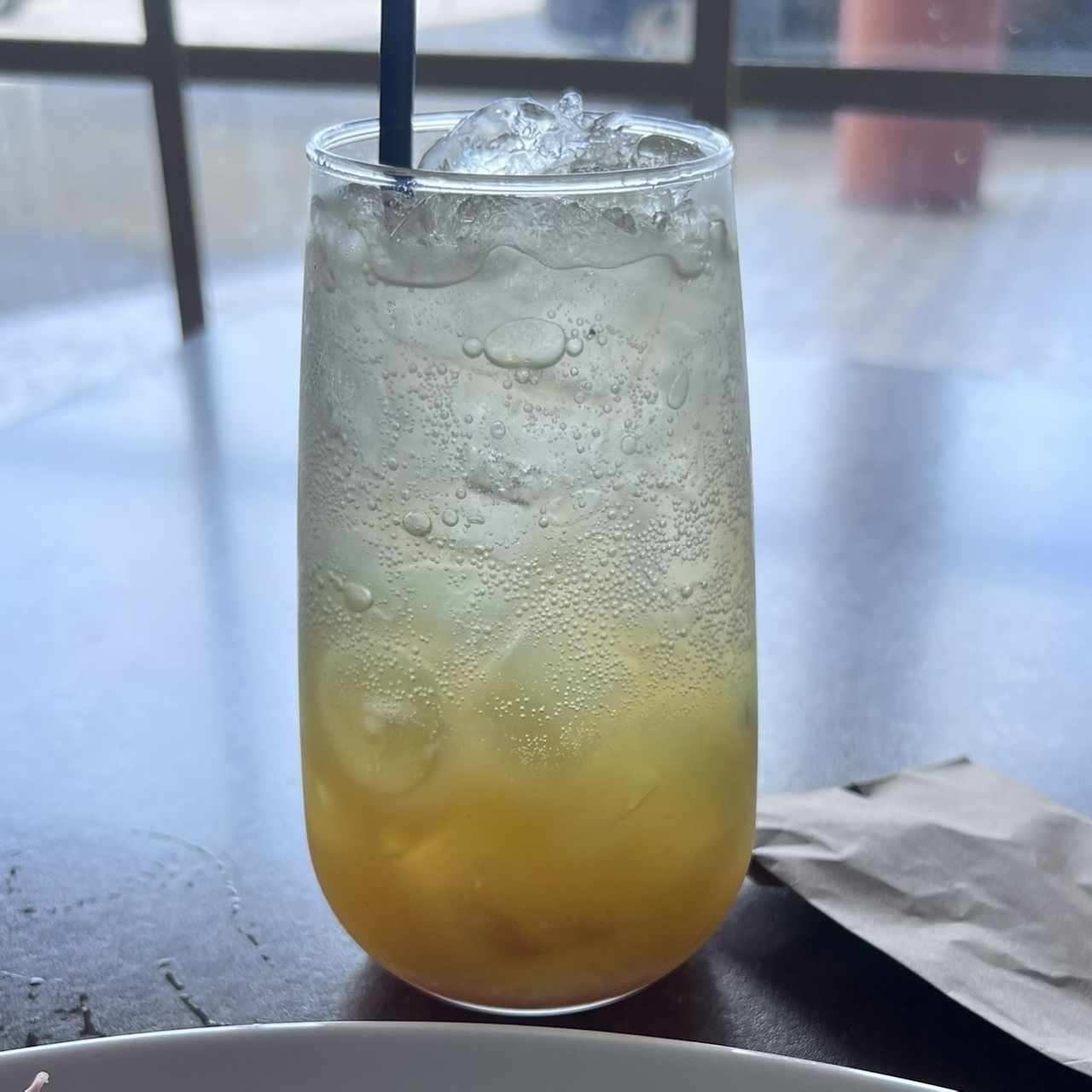 maracuya, soda y hierbabuena