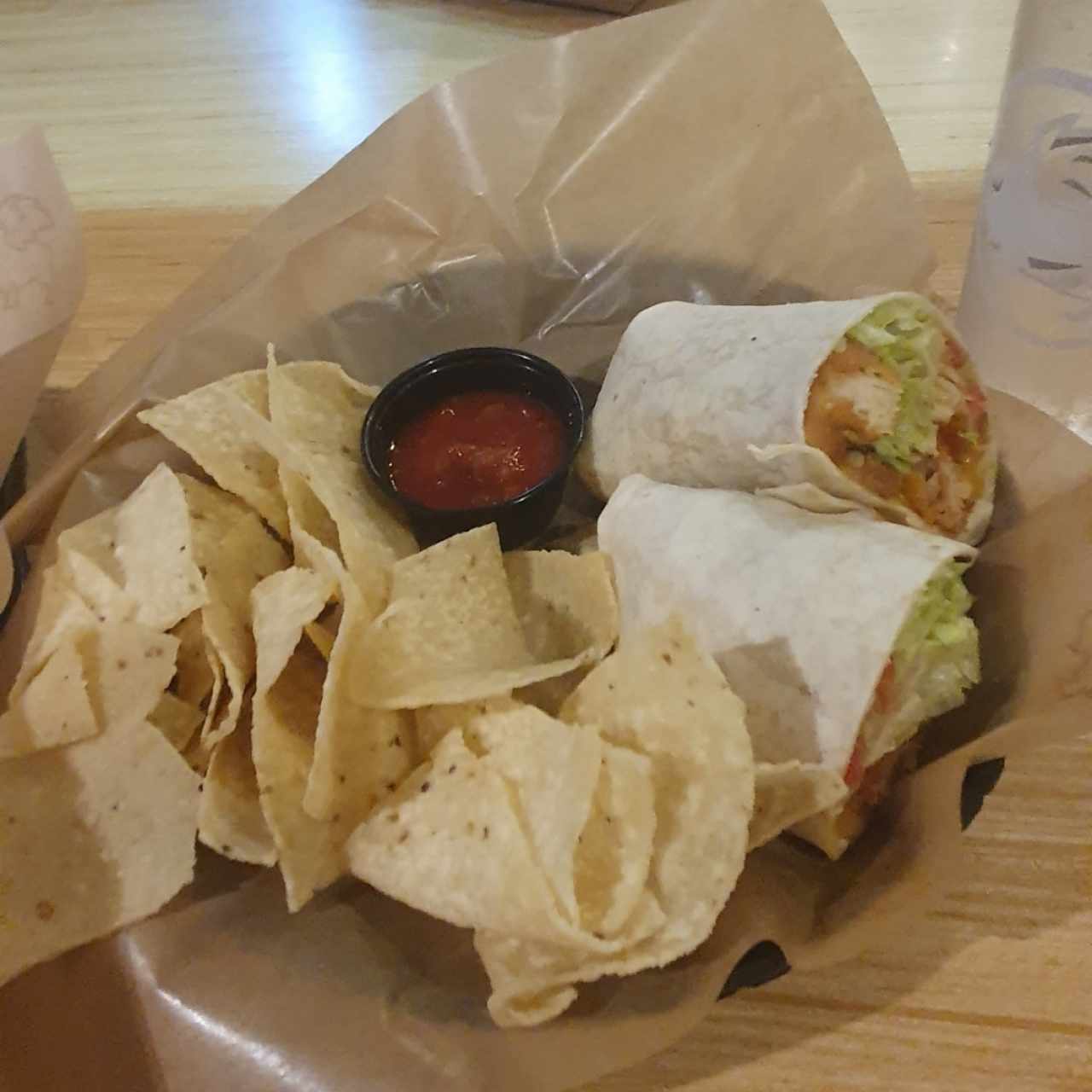 Wrap acompañado de nachos  