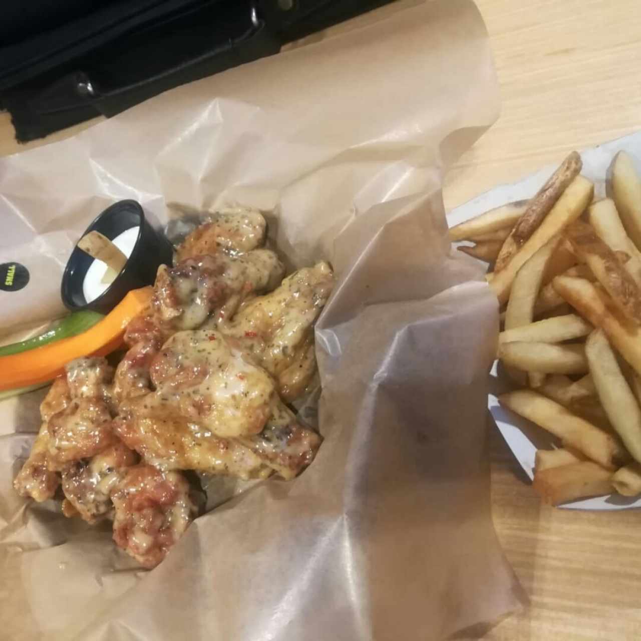 Alitas bañadas