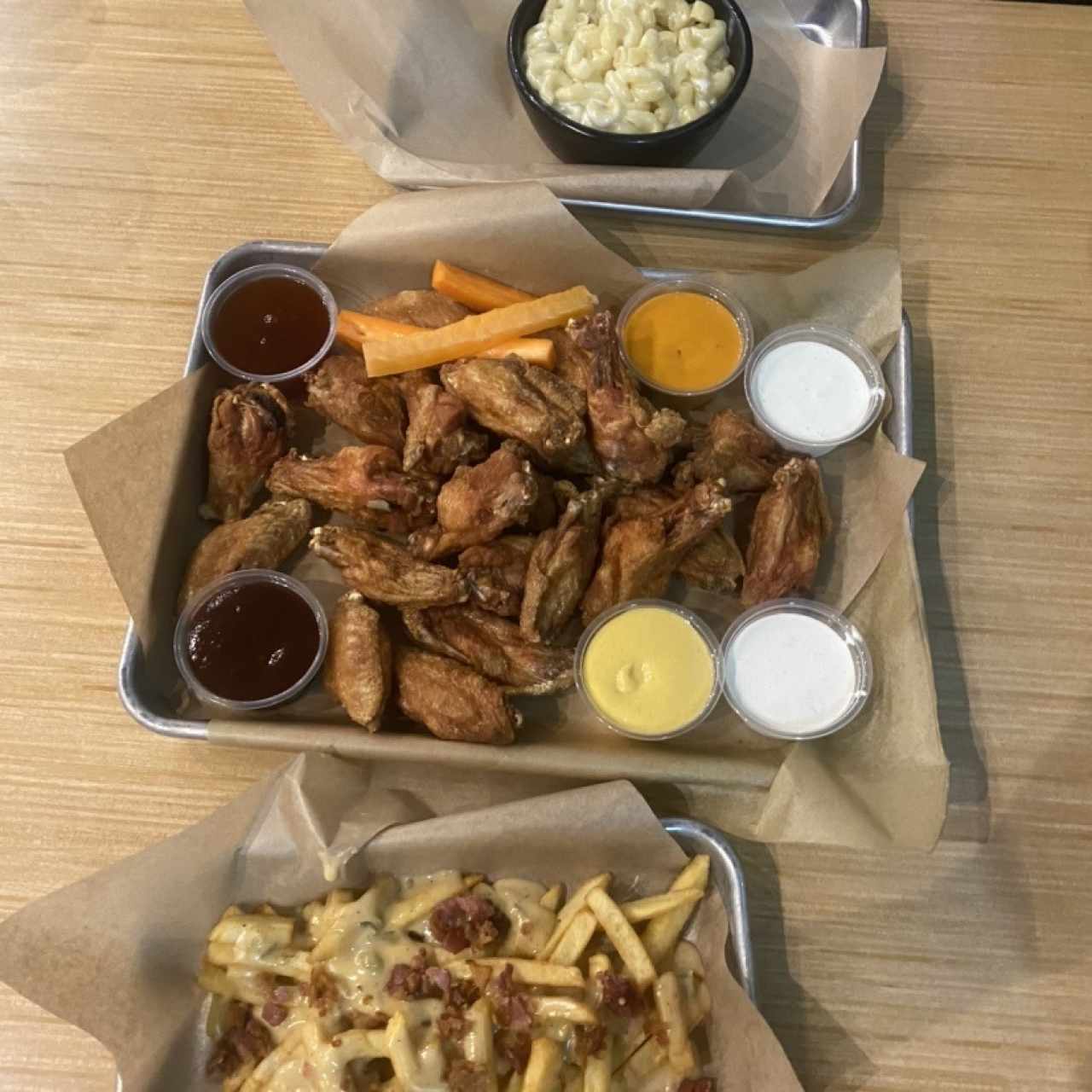 Wings Tradicionales, Mac n Cheese y Papas con Bacon. 
