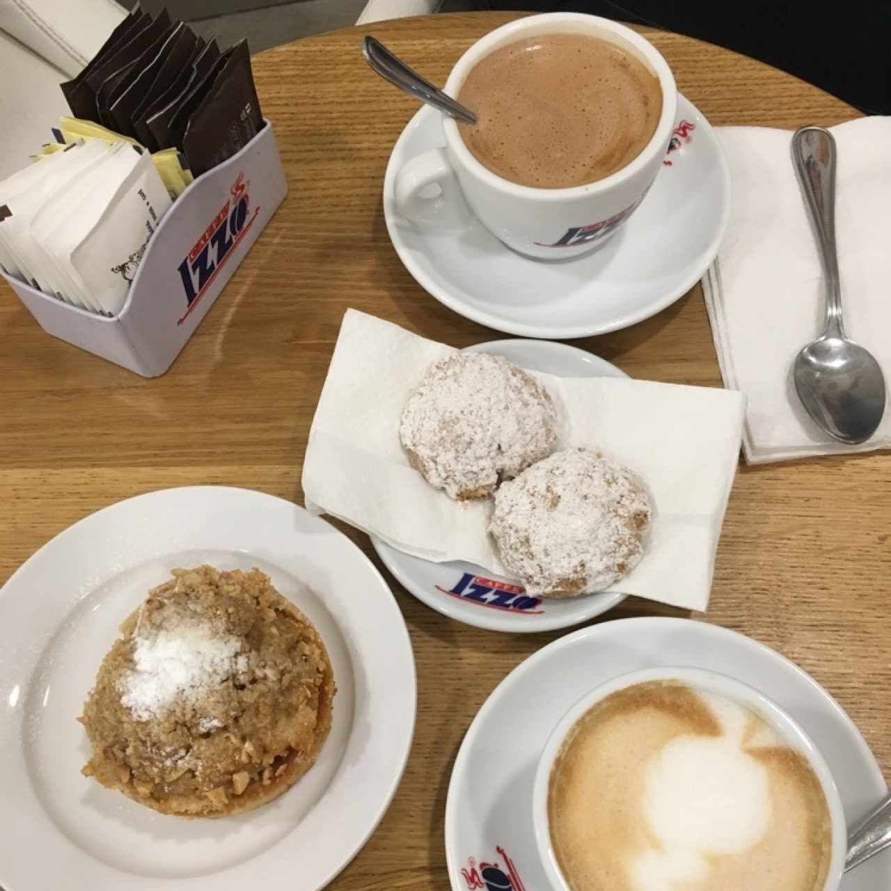 capuccino, mochaccino, apple crumble y polvoron de avellana 