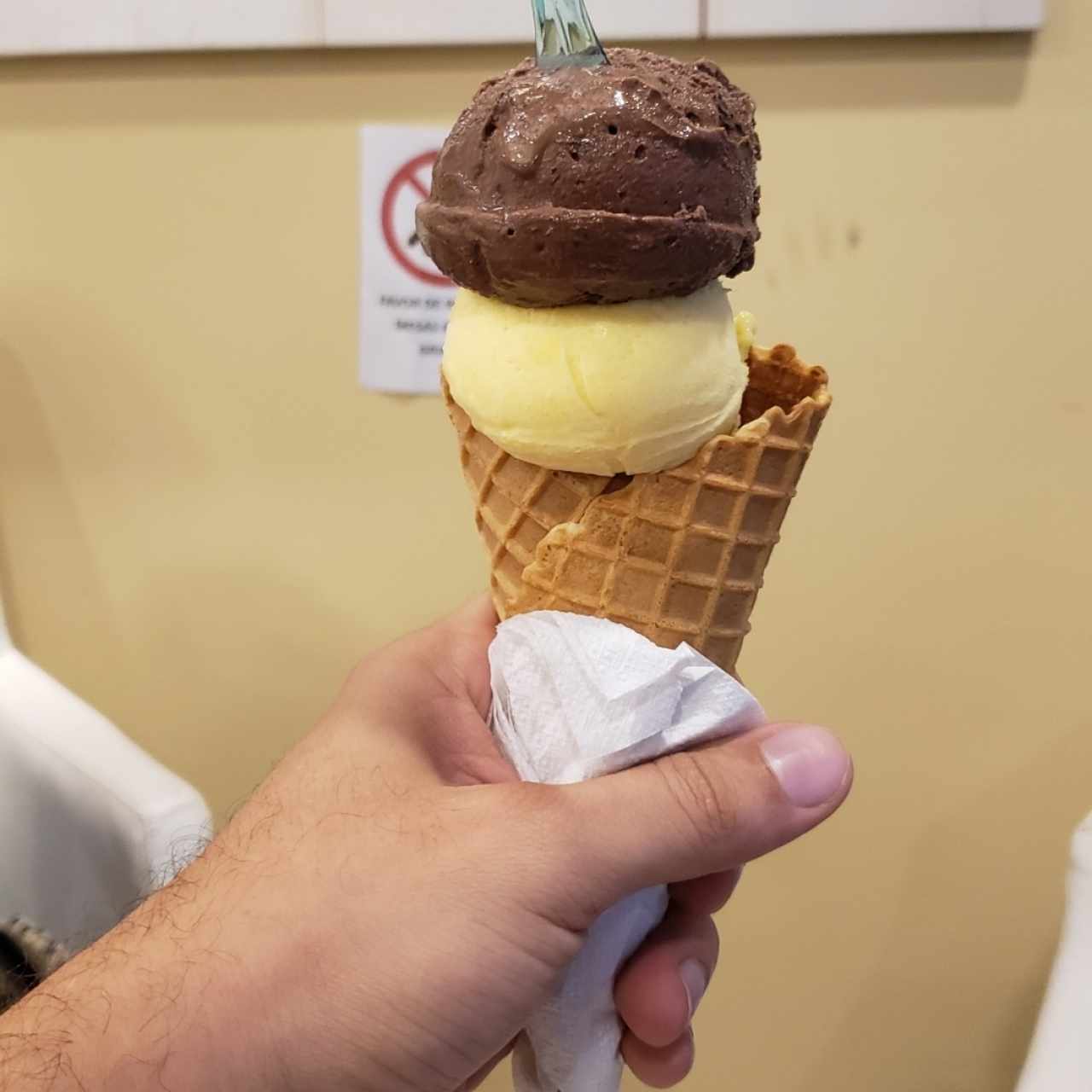 Cono Waffle "Abuelo Chombo" (🍫 72%+ron) & mango 🥭 