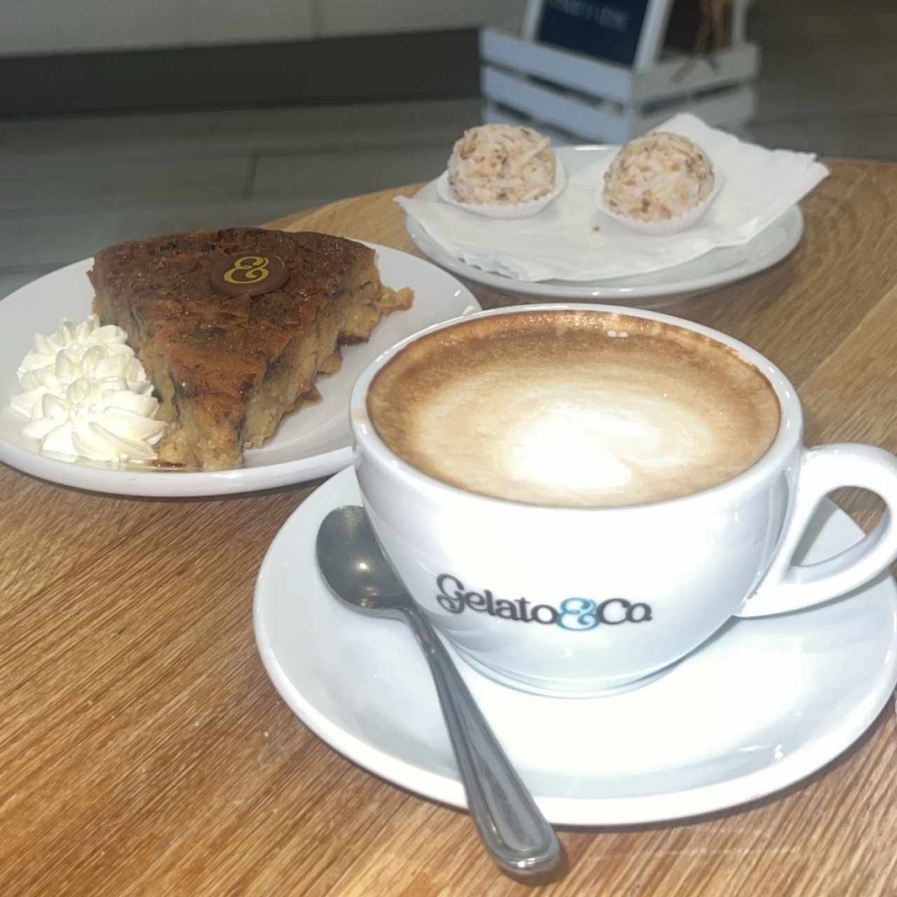 Capuchino, bolitas de coco y mamallena