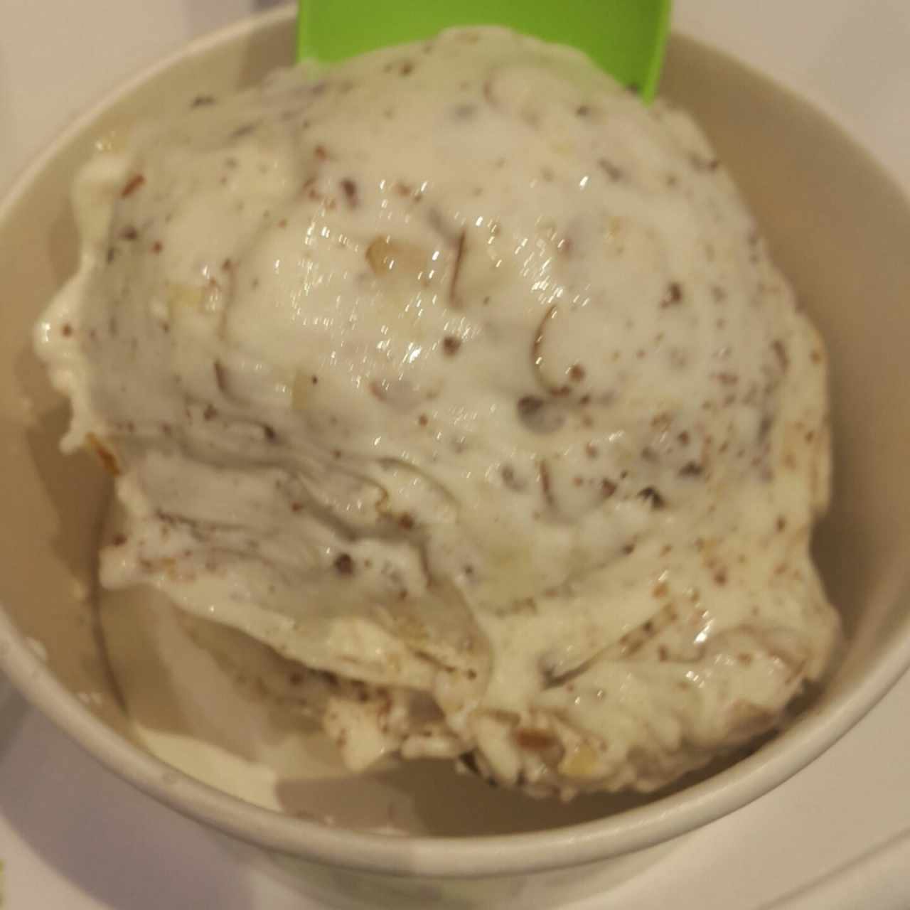 base de yogurt + almendra + leche condensada + pirulin
