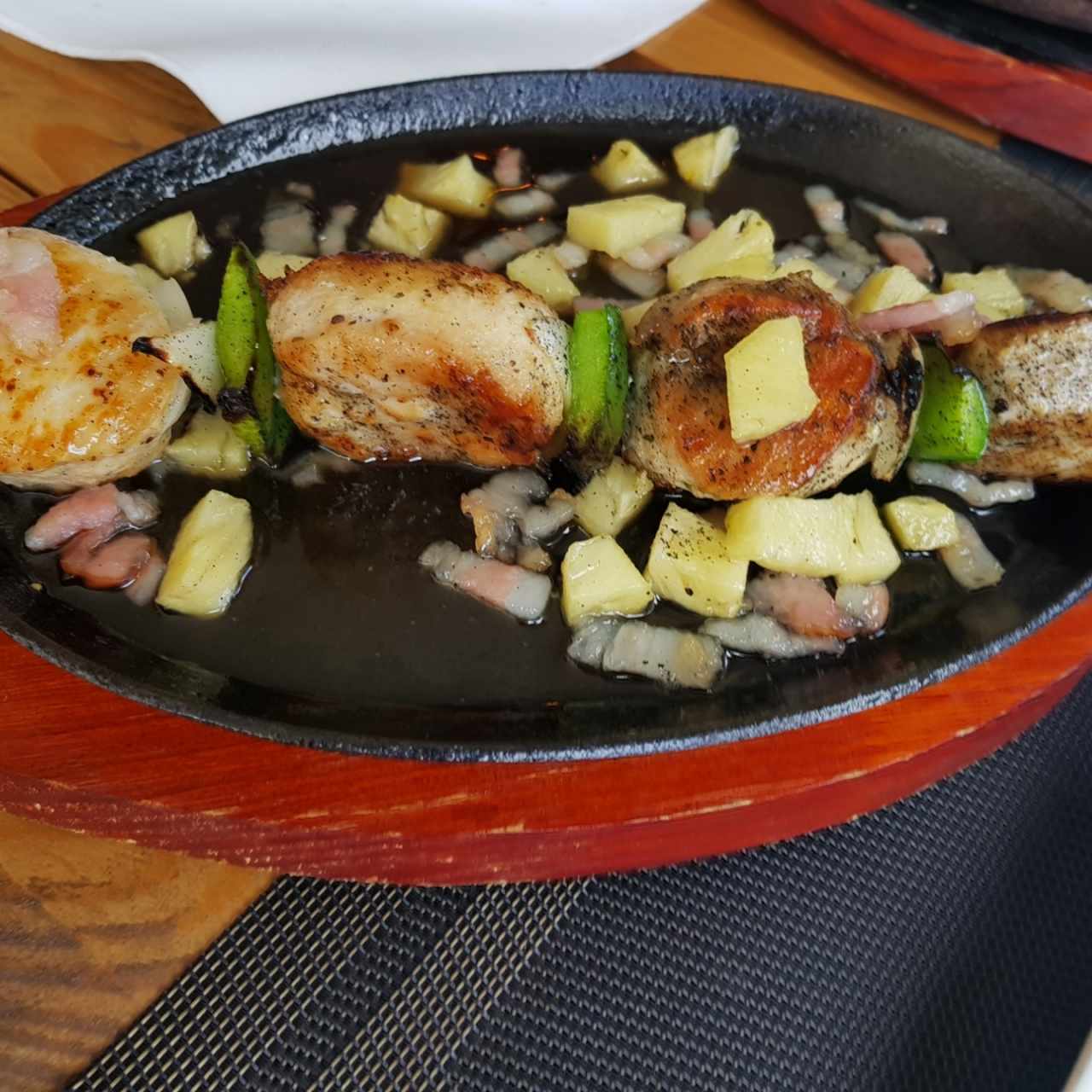 Brochetas de pollo con piña y bacon 