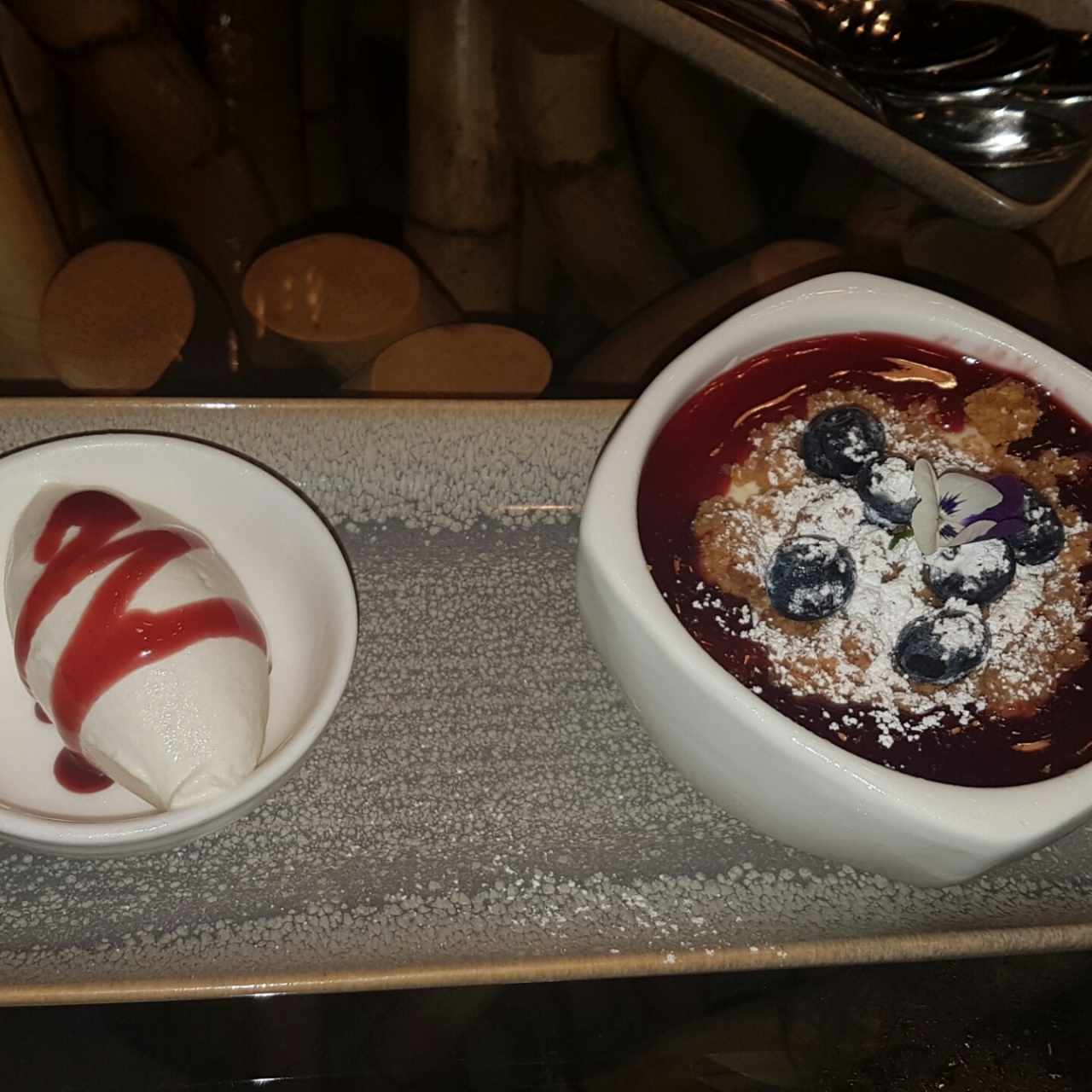 Cheesecake de frutos rojos y helado de limón