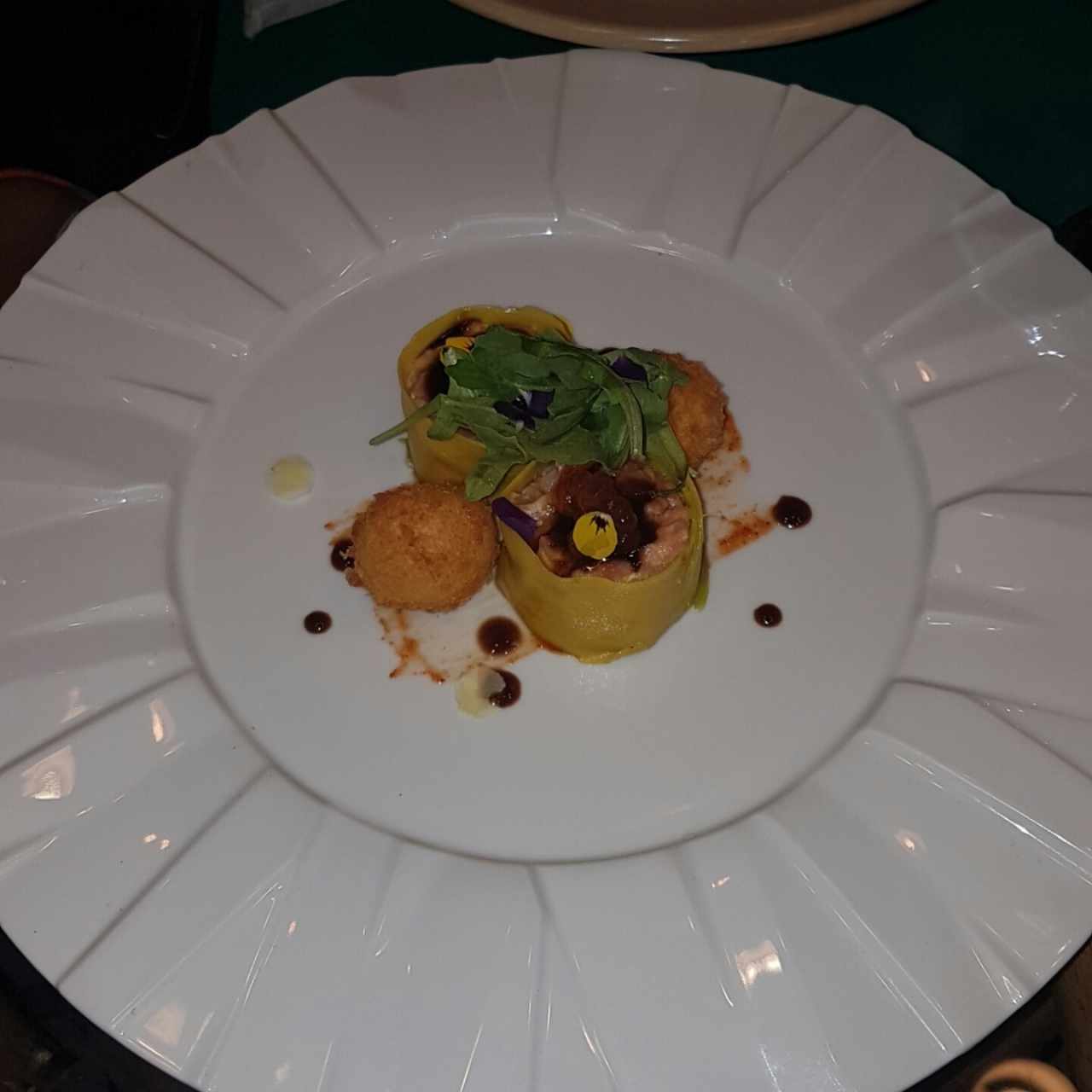 Filete de salmón marinado en piel de naranja y lima