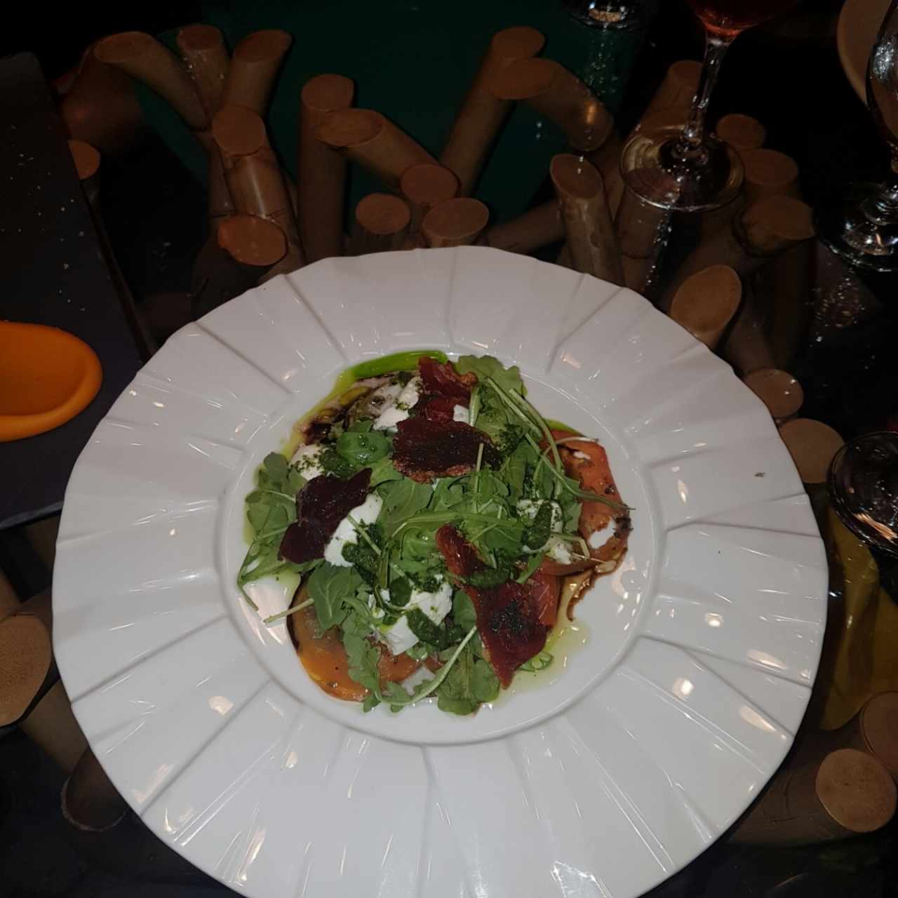 Ensalada capresse con tomates templados
