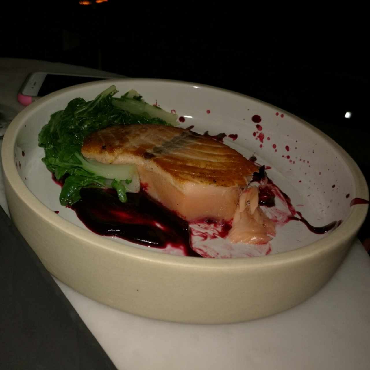 Filete de salmón marinado en piel de naranja y lima
